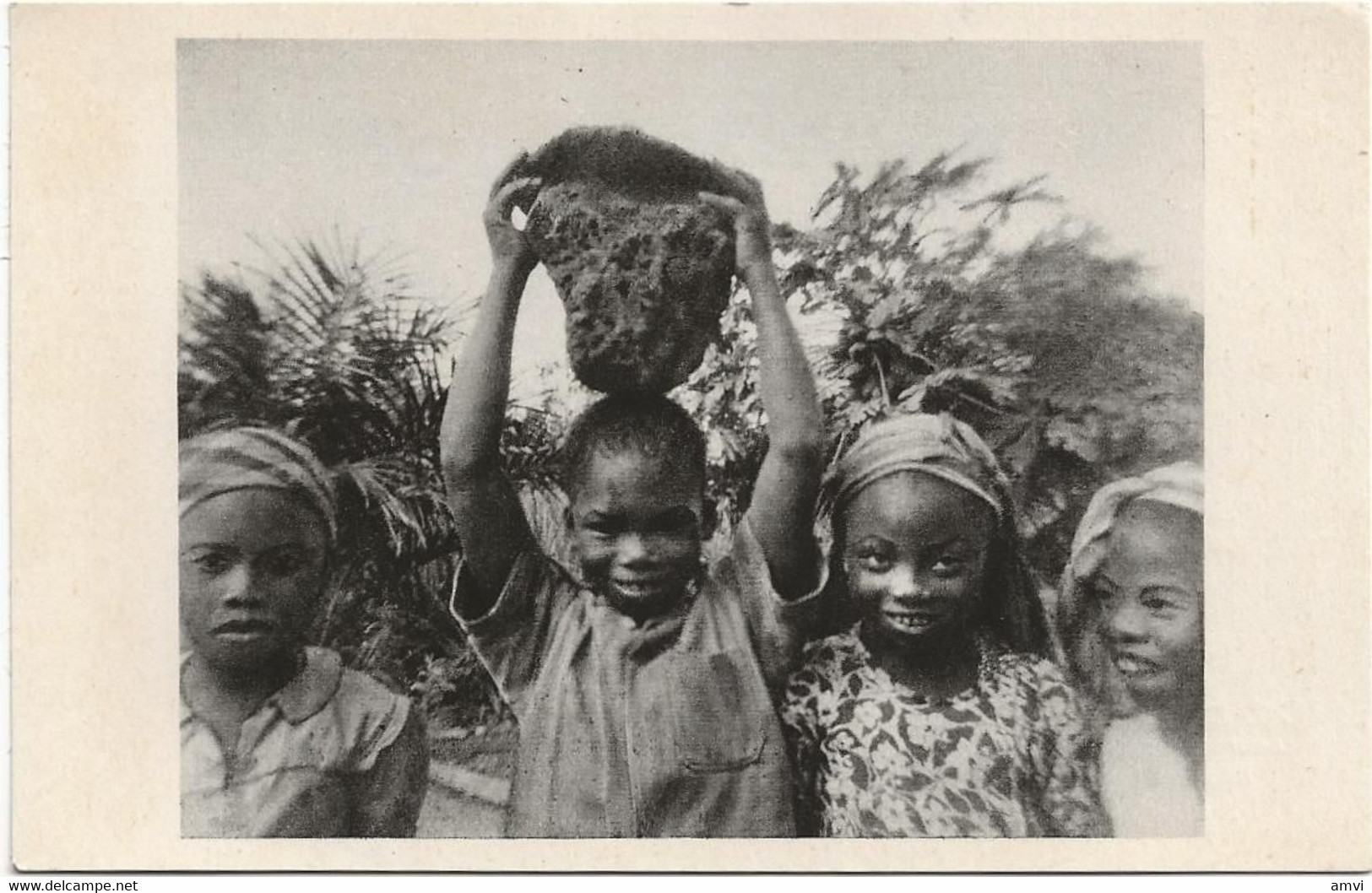 22-7-2045 3 Cartes  YOKO Cameroun Sceance De Coiffure Champs D"ananas Joyeux Lurons Cherchent Des Termites - Cameroon