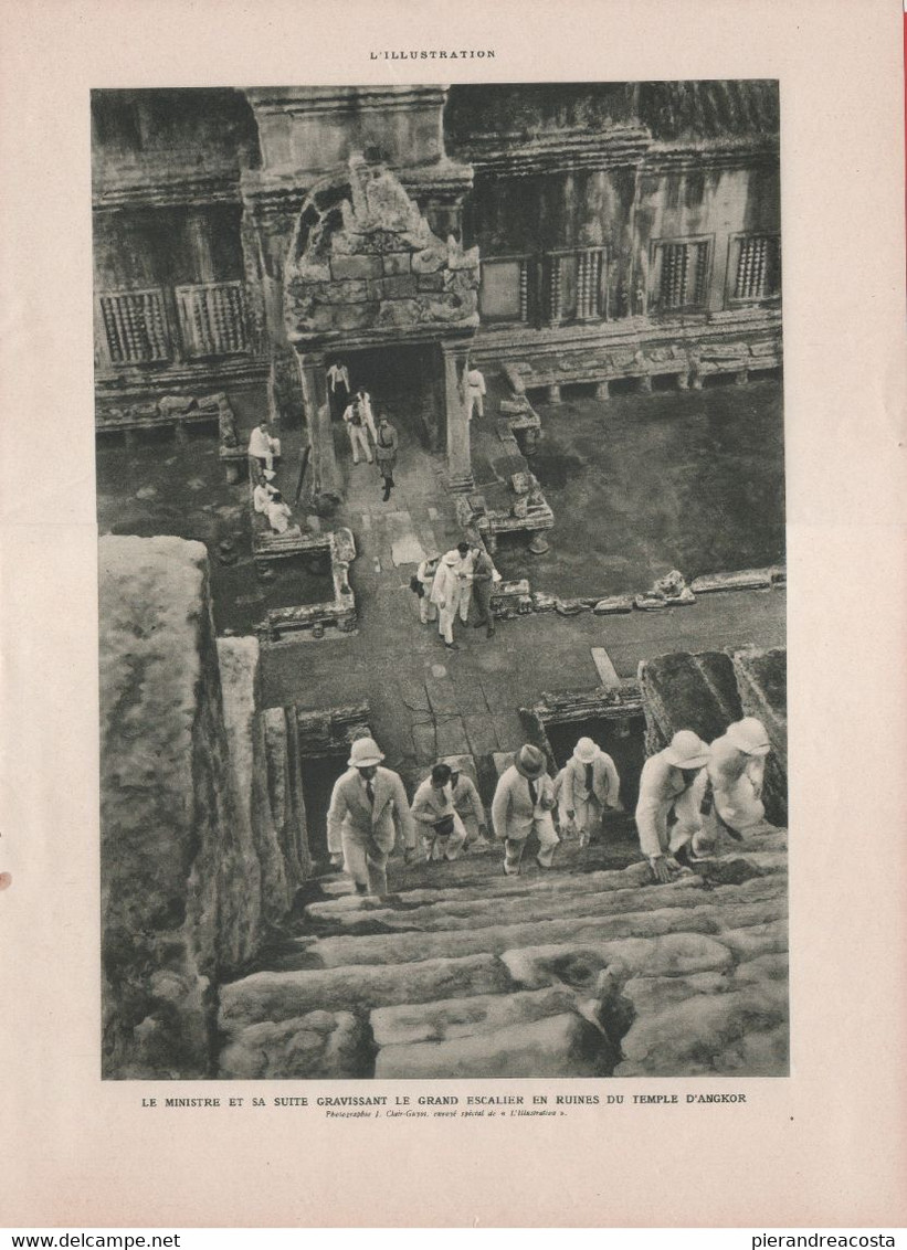 Le Ministre Gravissant Le Grand Escalier Du Temple D'Angkor. Immagine 1932 - Advertising