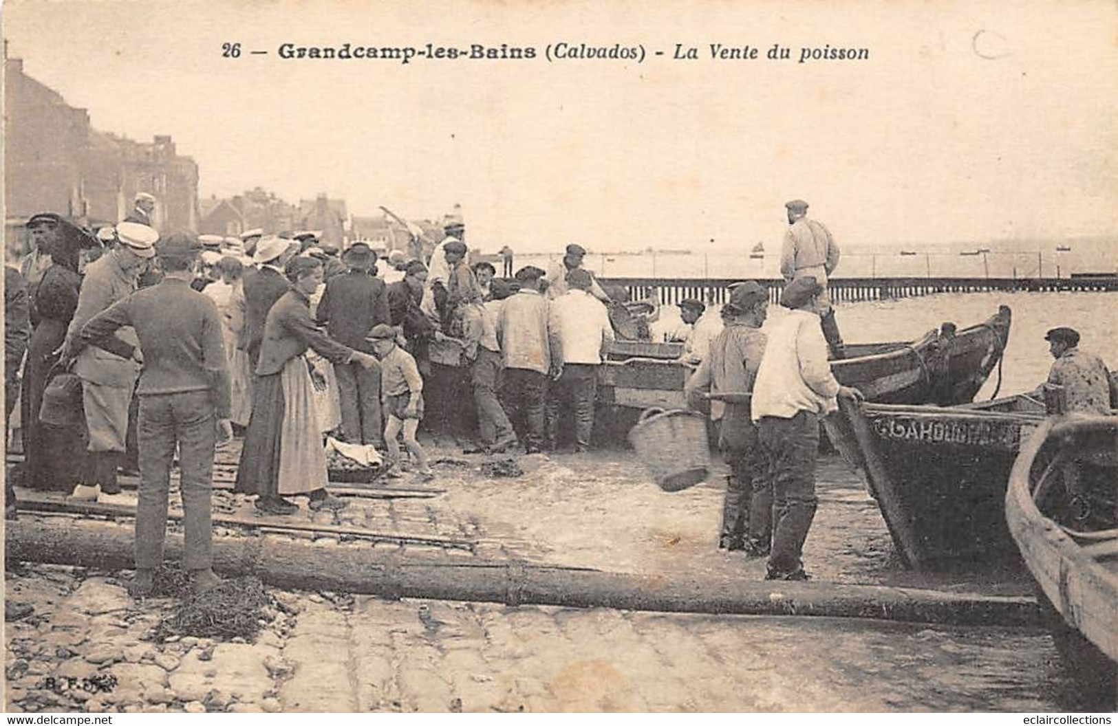 Grancamp Les Bains        14         La Vente Du Poisson. Barque De Houlgate      (voir Scan) - Autres & Non Classés