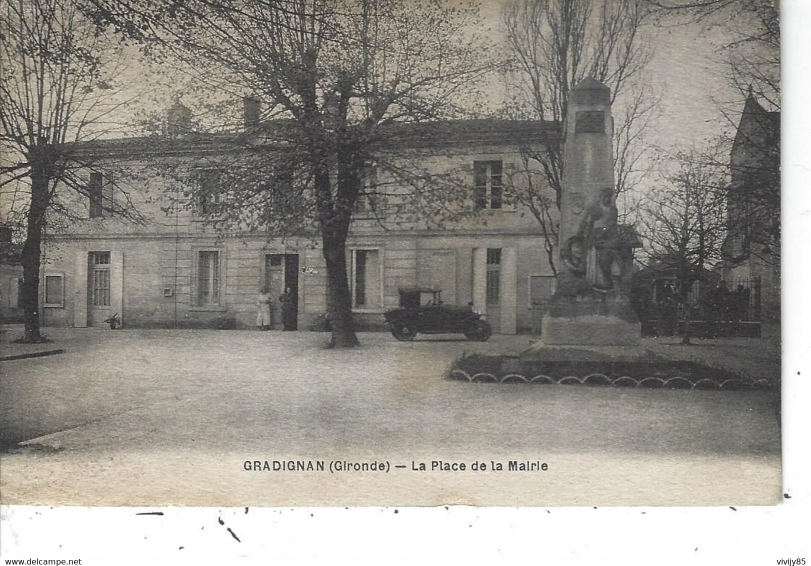 33 - GRADIGNAN - Belle Et Rare Vue Animée De La Place De La Mairie ( Vieille Voiture ) - Gradignan