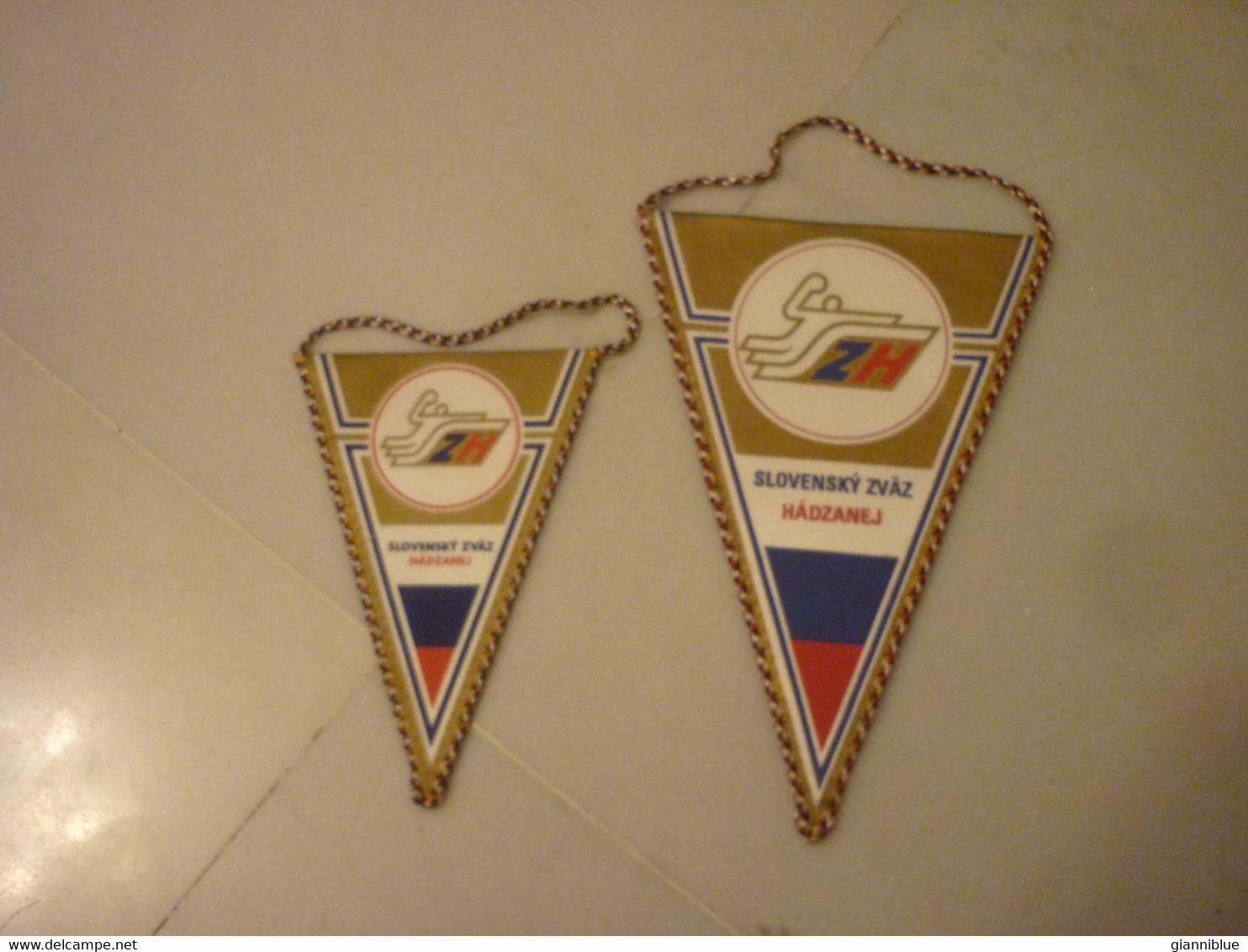 2 Slovakia Slovak Handball Federation Pennant Pennant - Handbal