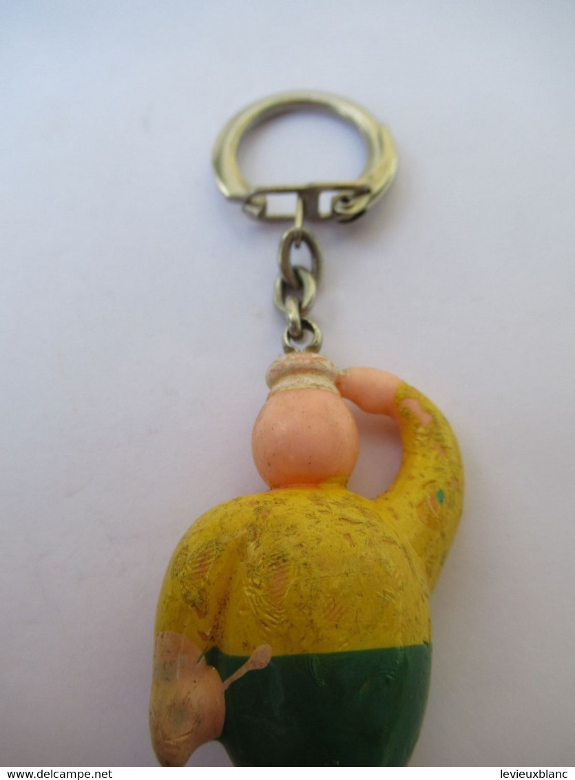 Carburant/ B P /Porte-clé Plastique/Petit Personnage BP Saluant / Vers 1960-1970                 POC440 - Key-rings