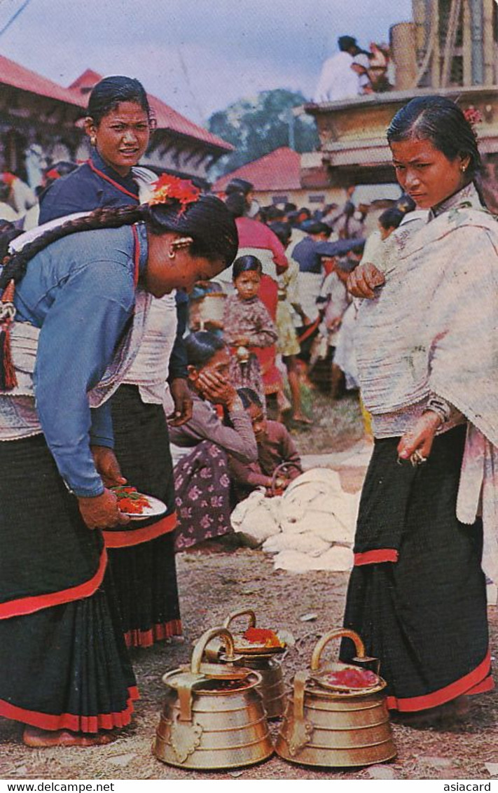 Typical Women Of Kathmandu Valley Preparing Their Worship - Népal