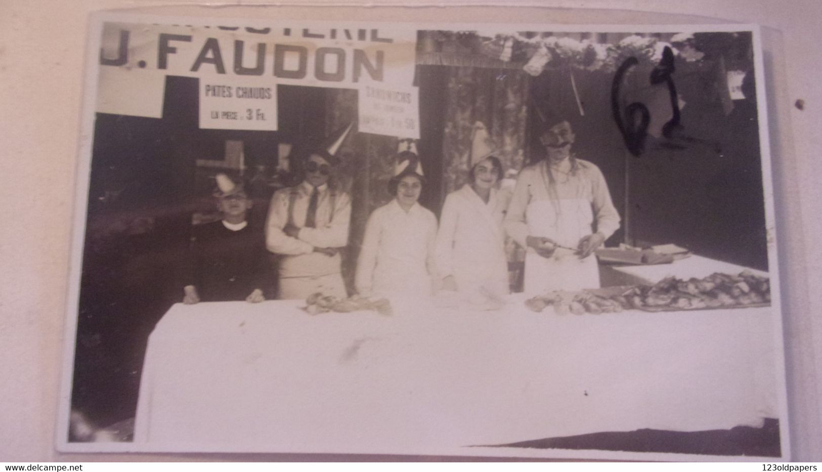 69 CARTE PHOTO  VILLEFRANCHE SUR SAONE FOIRE COMMERCIALE  STAND VEHICULE FAUDON SANDWITCH PATES CHAUDS - Villefranche-sur-Saone