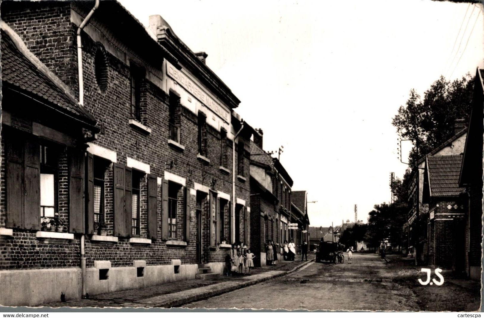 Bertincourt La Gendarmerie Et La Rue Georges Clemenceau     CPM Ou CPSM - Bertincourt