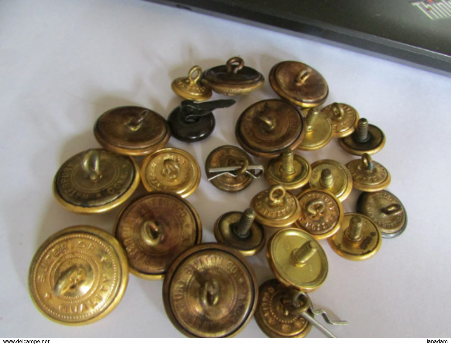 40 Various Marine Corp Buttons - Boutons