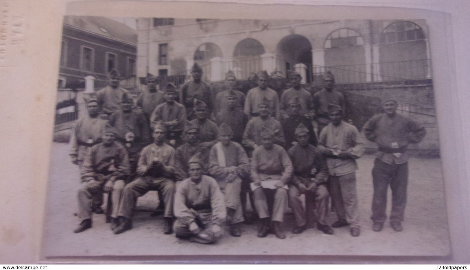 79 CARTE PHOTO SOLDAT DEVANT HALLES 2 EME CIE  9 EME BO A THOUARS PHOTO  JANE ROGEON POITIERS - Thouars