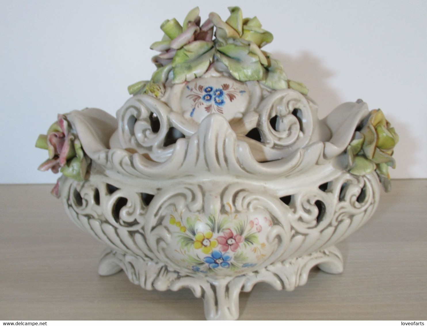 Centre de table , céramique de Bassano Capodimonte , décor floral, années 50