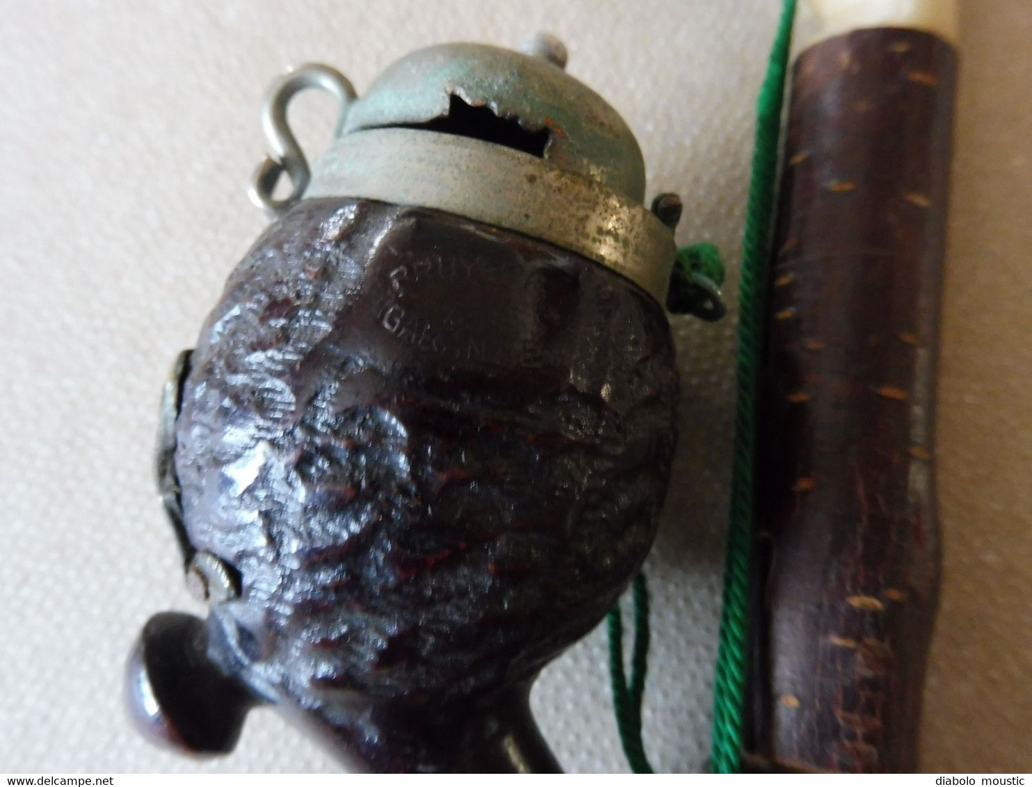 Pipe Ancienne Originale Avec Capuchon Métallique ( Décoration Cerf En Bronze Ou Cuivre ) Longueur = 16 Cm ( à Nettoyer) - Other & Unclassified