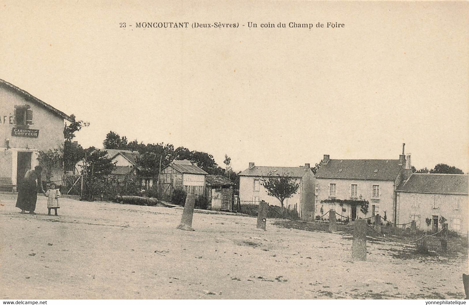 79 - DEUX SÈVRES - MONCOUTANT - Un Coin Du Champ De Foire - Vue Sur Coiffeur CARDIN - 10081 - Moncoutant