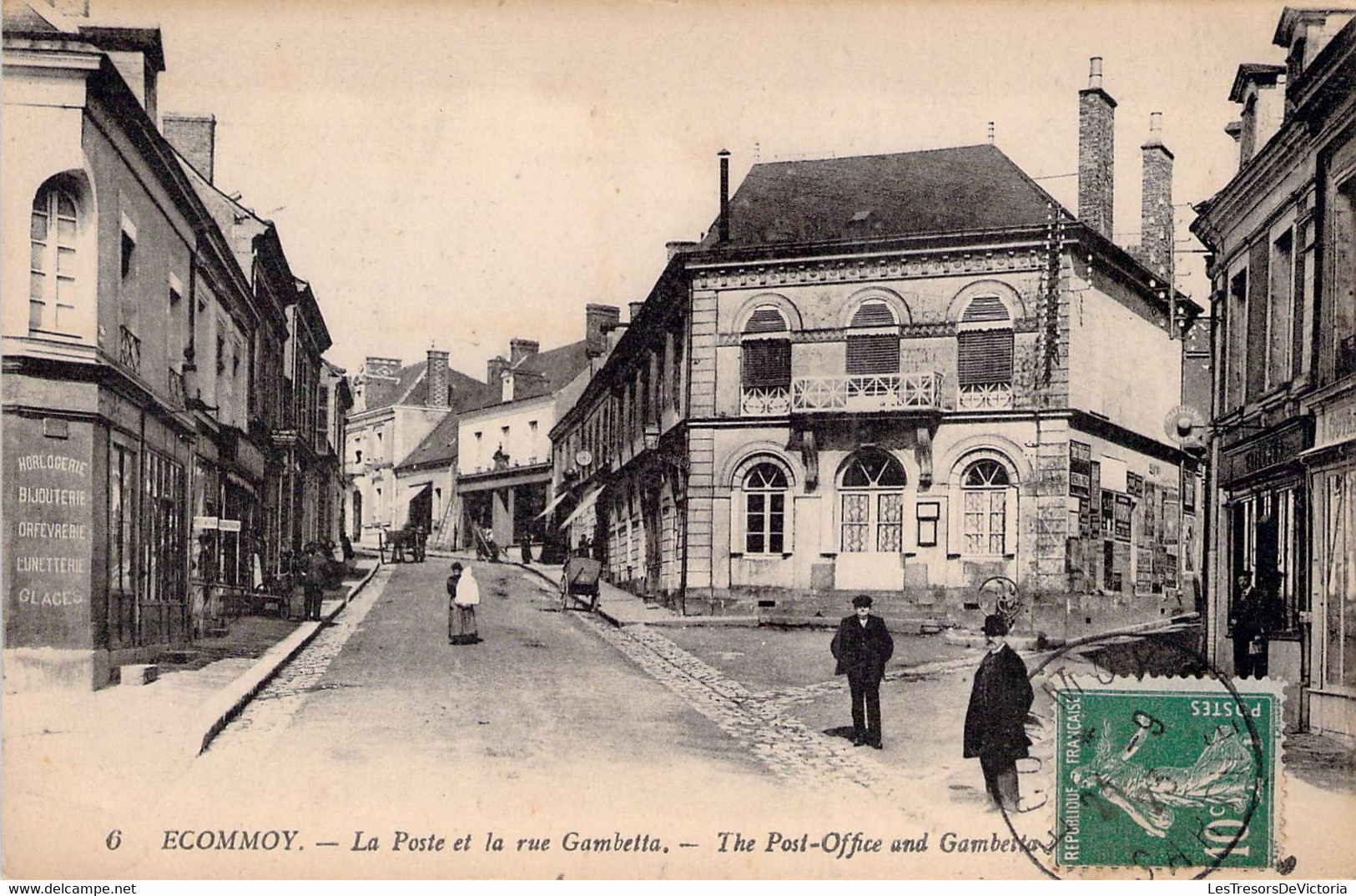 CPA - 72 - ECOMMOY - La Poste Et La Rue Gambetta - Charette à Main - Commerces - Horlogerie Bijouterie - Passants - Ecommoy