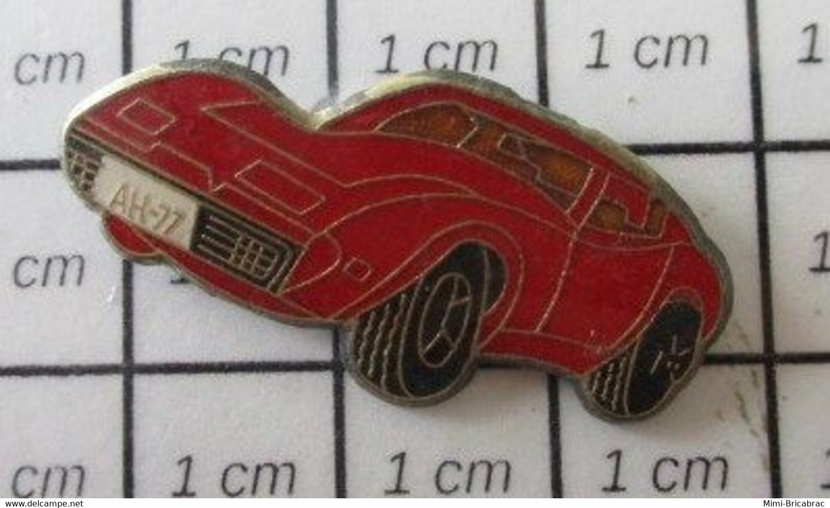 2819 Pin's Pins / Beau Et Rare / THEME : AUTOMOBILES / CORVETTE ROUGE IMMATRICULEE AH-77 - Corvette