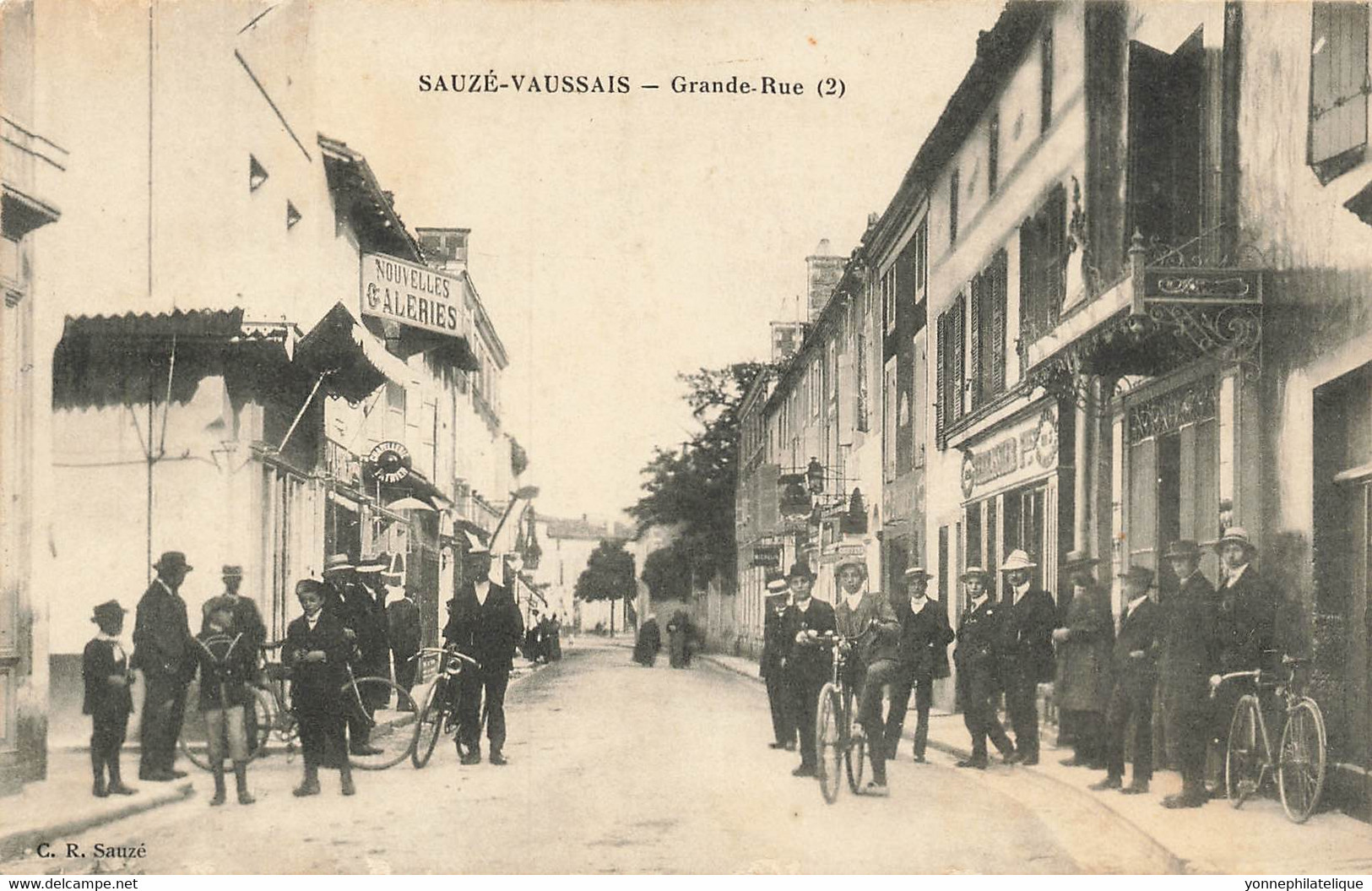 79 - DEUX SÈVRES - SAUZÉ-VAUSSAIS - Grande Rue - Animation Devant Nouvelles Galeries -cyclistes- Superbe - 10155 - Sauze Vaussais