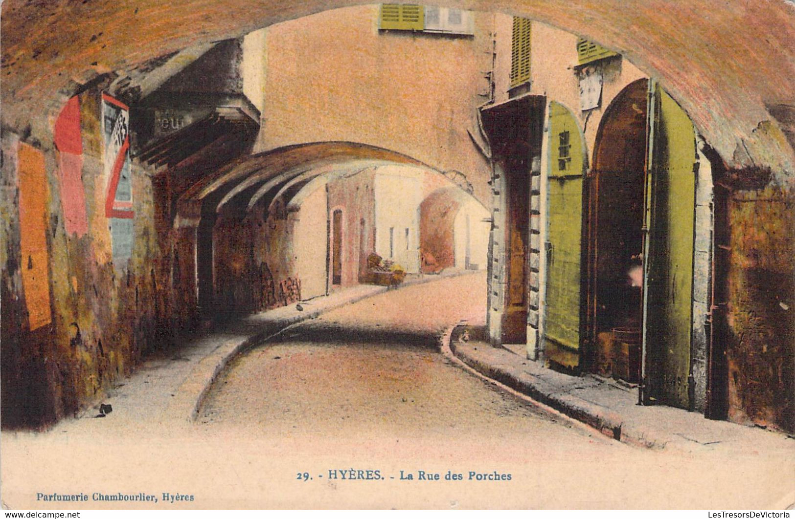 CPA - 83 - HYERES - La Rue Des Porches - Colorisée - Hyeres