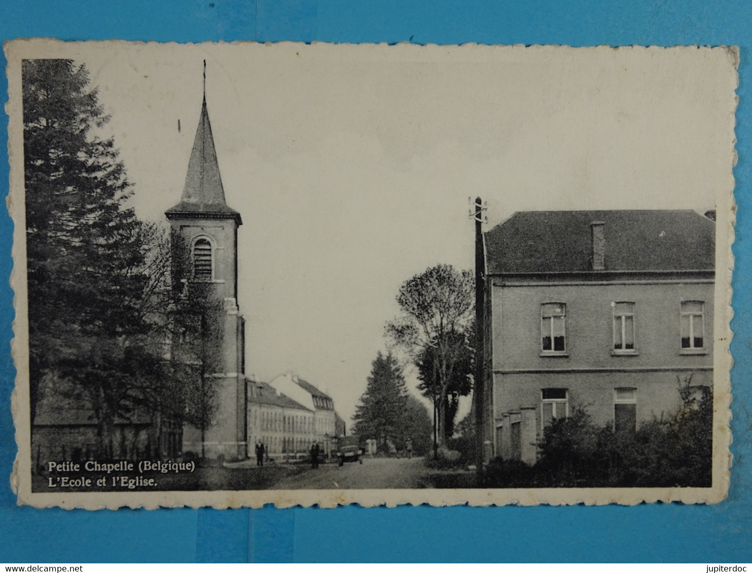 Petit-Chapelle (Belgique) L'Ecole Et L'Eglise - Couvin
