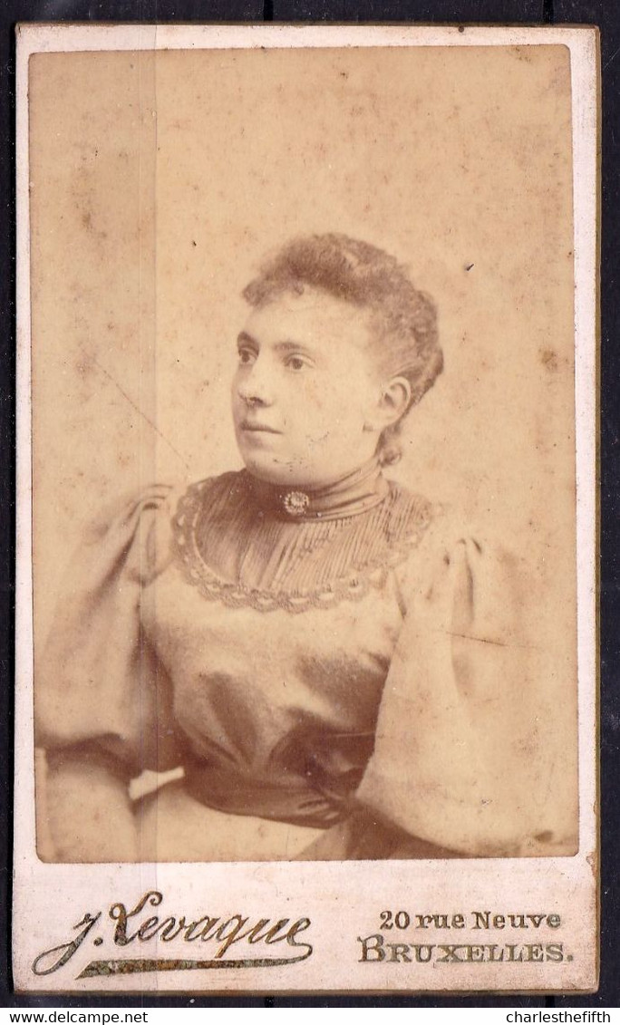 PHOTO CDV -  DAME RICHE - ROBE BRODEE  - MODE - Photographie Levaque Bruxelles - Antiche (ante 1900)