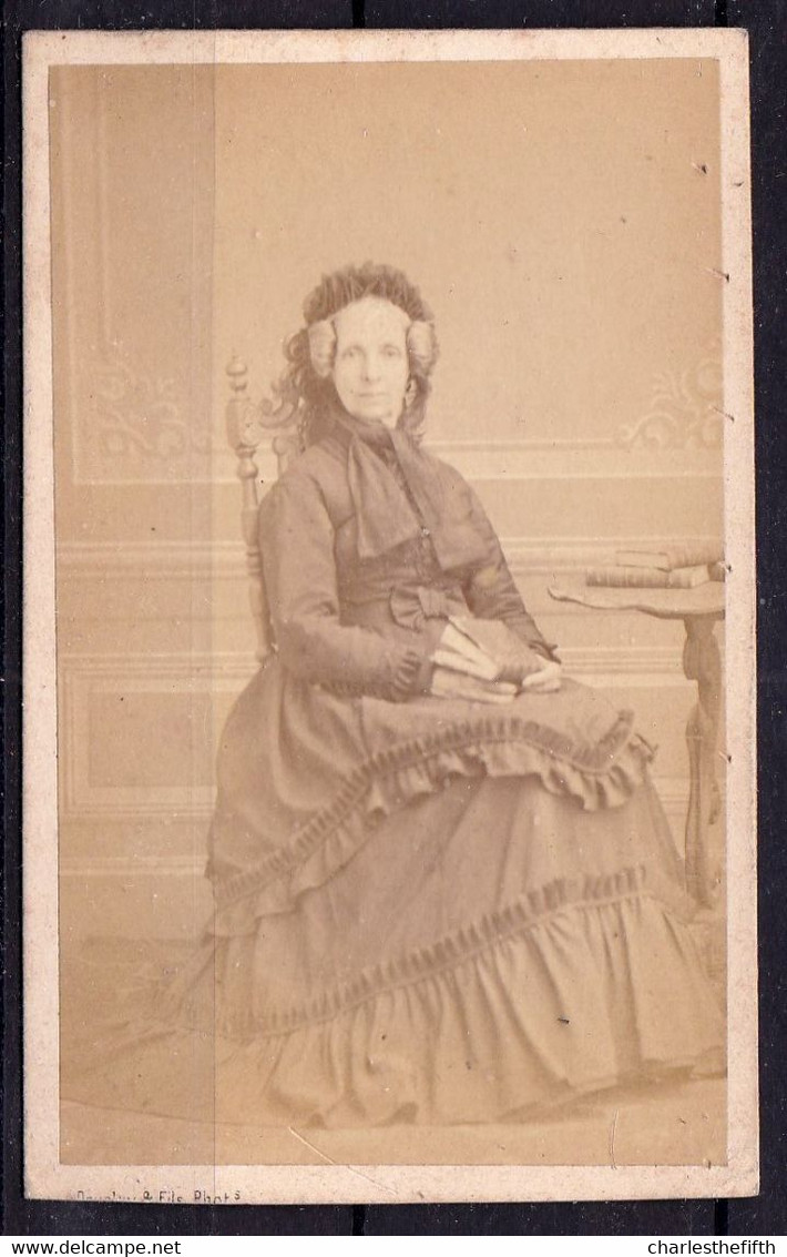 PHOTO CDV MONTEE -  DAME RICHE - ROBE BRODEE - MODE - CHAPEAU - MEUBLE  Photographie DAVELUY Bruges - Antiche (ante 1900)