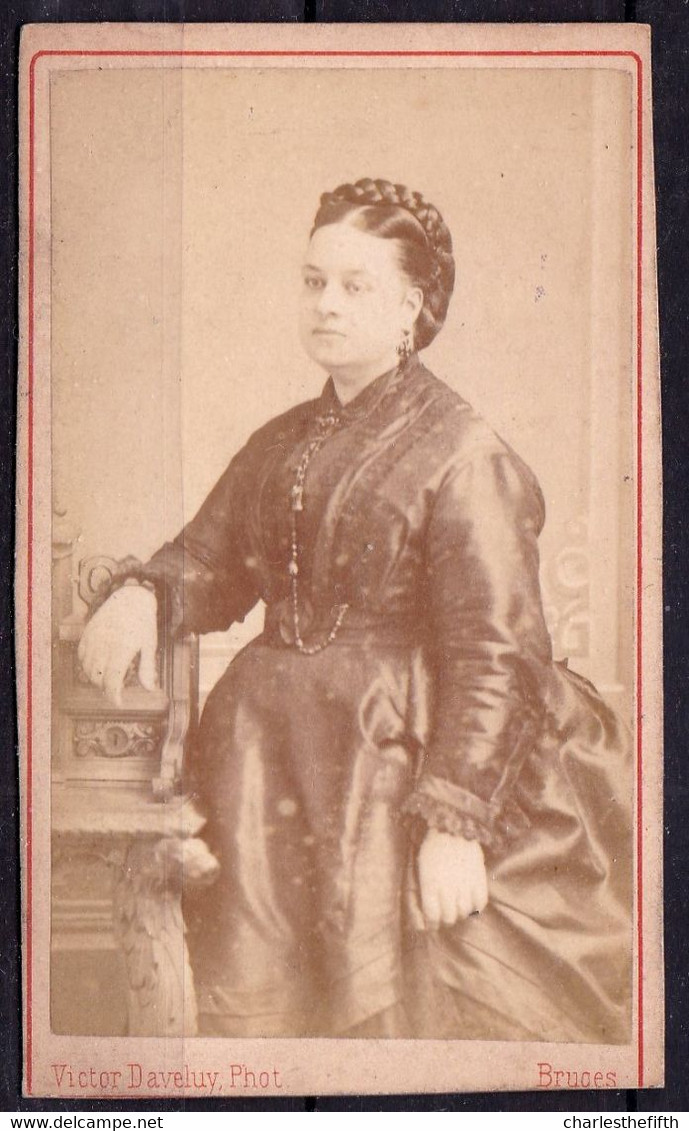 PHOTO CDV MONTEE -  DAME RICHE - ROBE BRODEE - MODE - MEUBLE  Photographie DAVELUY Bruges - Ancianas (antes De 1900)