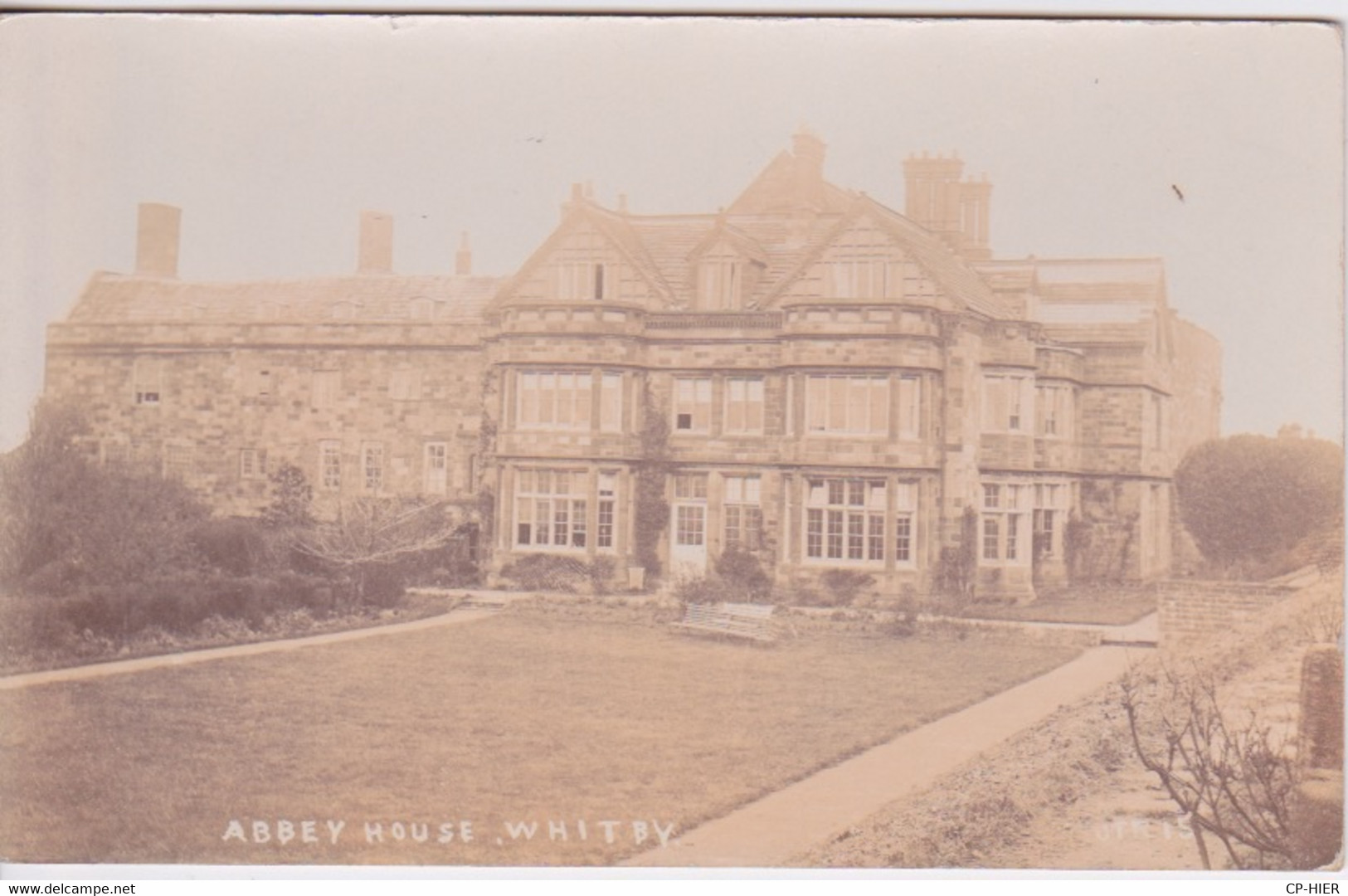 GB - ANGLETERRE - CARTE-PHOTO - WHITBY - ABBEY HOUSE - Whitby