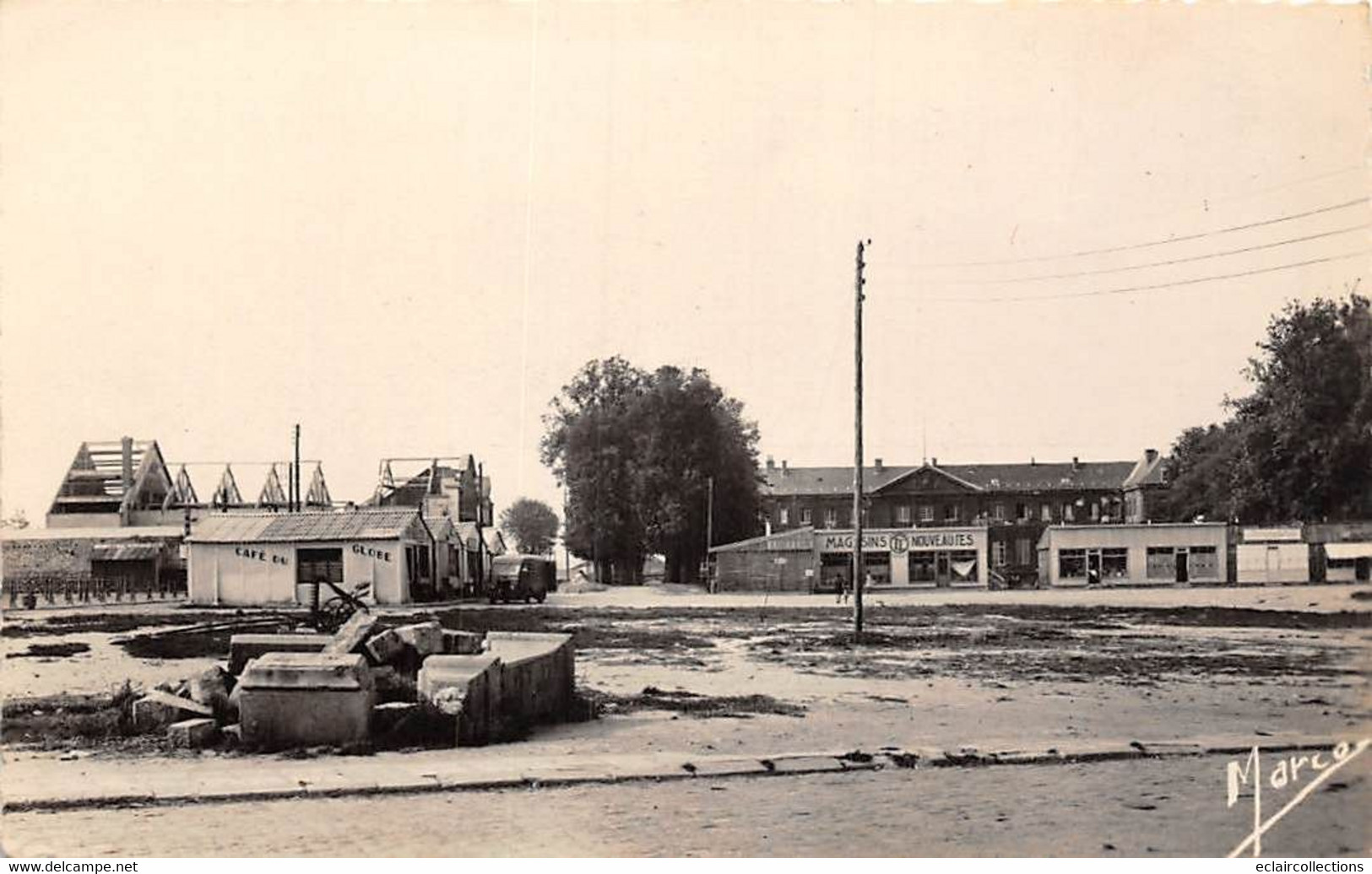 Isigny Sur Mer         14       Les Baraquements De La Place De L'Hôtel De Ville   .  (voir Scan) - Autres & Non Classés