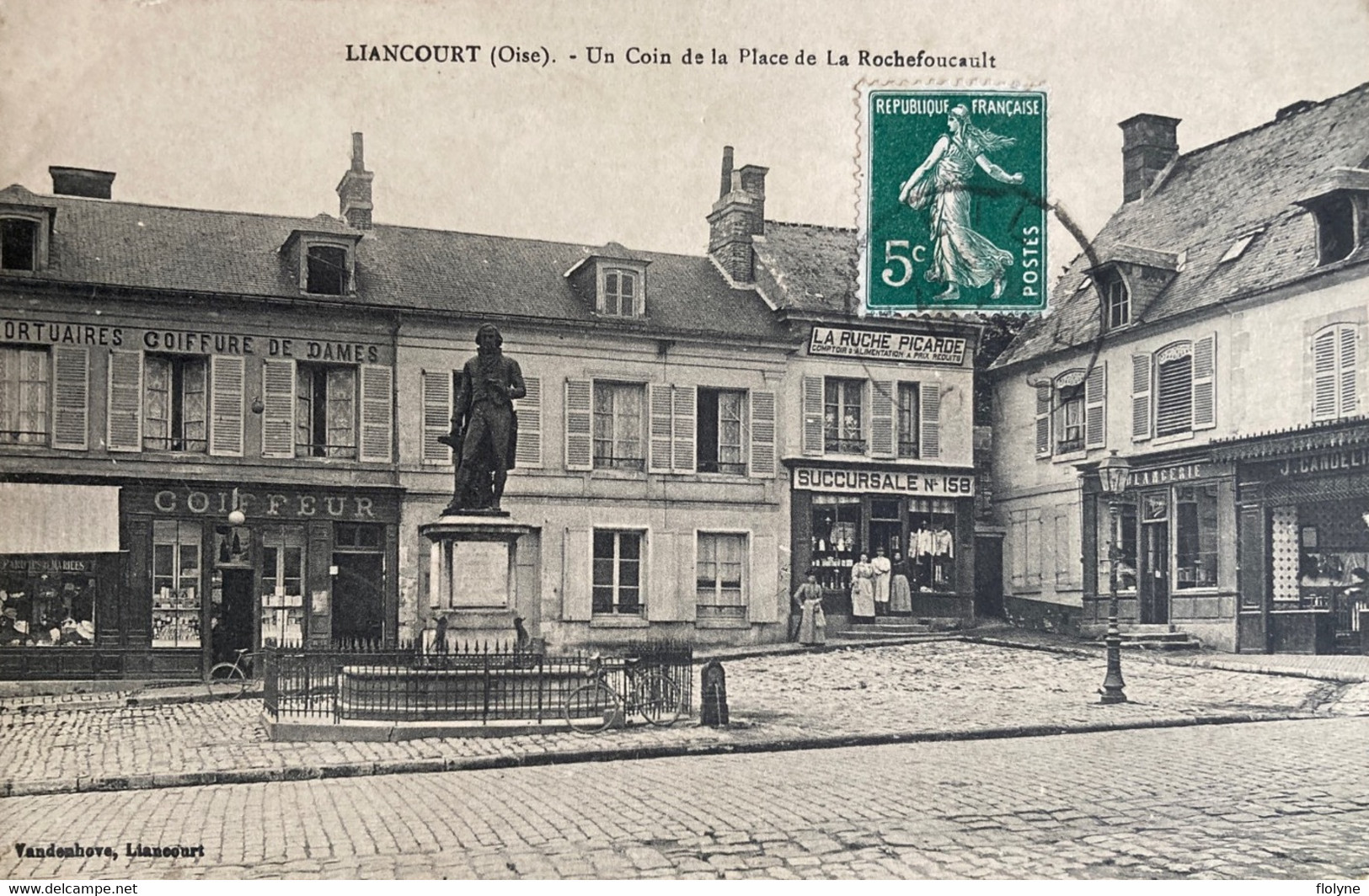 Liancourt - Un Coin De La Place De La Rochefoucault - Coiffeur - Liancourt