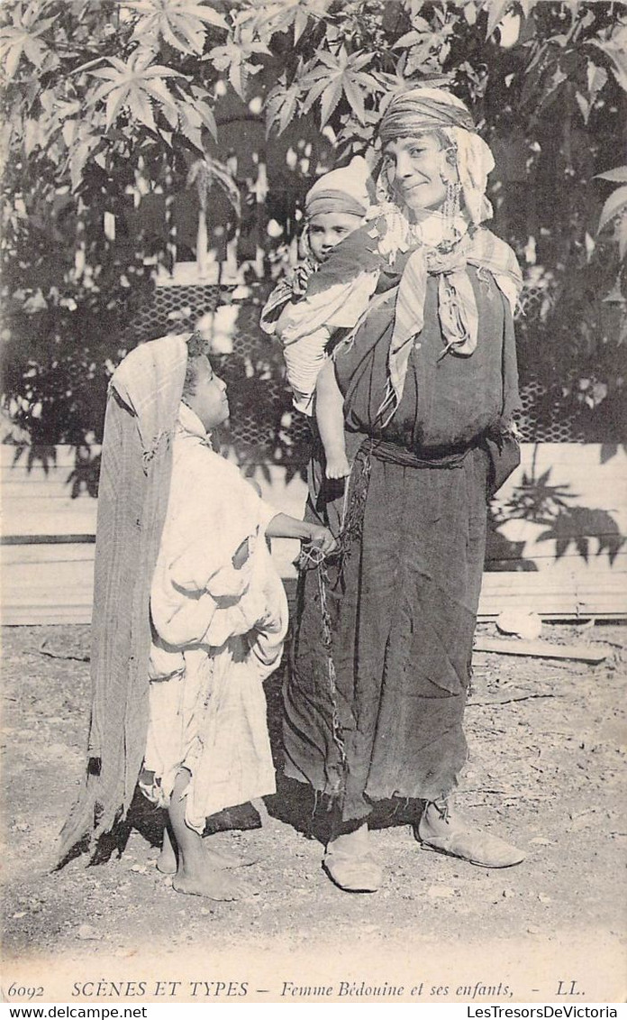 CPA - ALGERIE - Femme Bédouine Et Ses Enfants - Babouches - - Escenas & Tipos