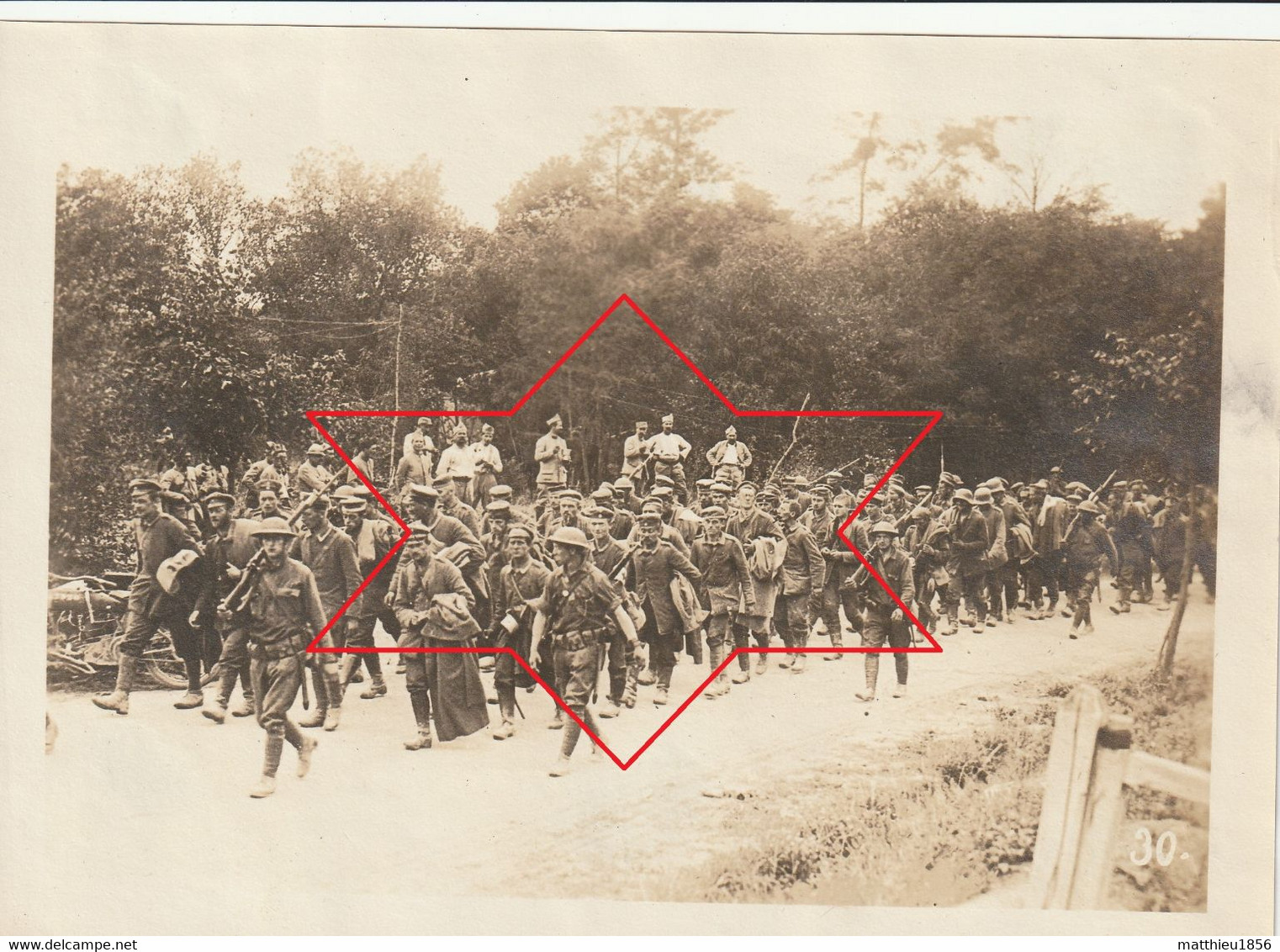 Photo AEF Novembre 1918 DUN-SUR-MEUSE - Soldats US Escortant Des Prisonniers Allemands, Spectateurs Français (A242, Ww1) - Dun Sur Meuse