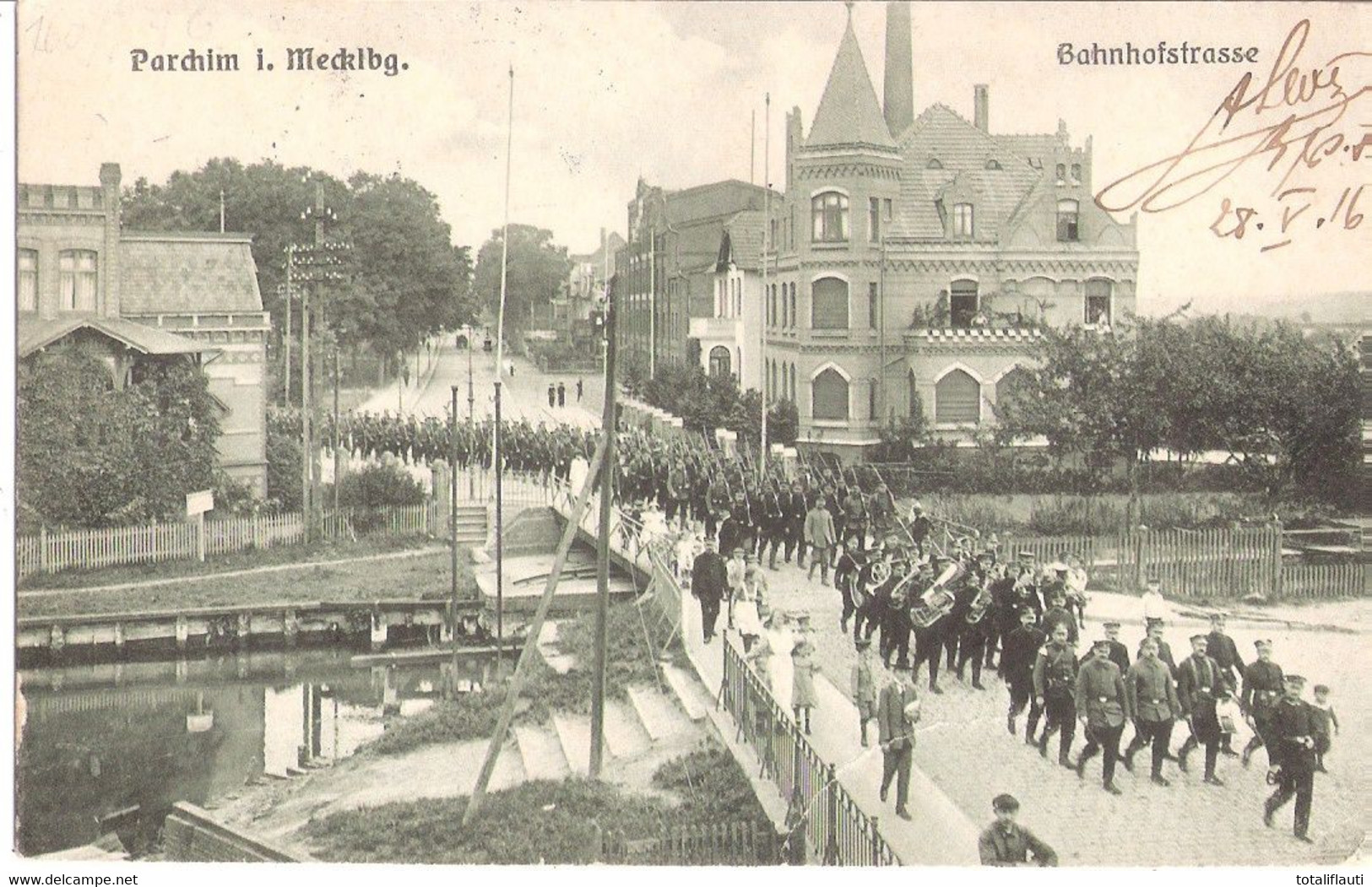 PARCHIM Bahnhofstraße Soldaten Ziehen Mit Klingendem Spiel An Die Front Grünlich Roter Feldpost Aufkleber 28.5.1916 Gela - Parchim