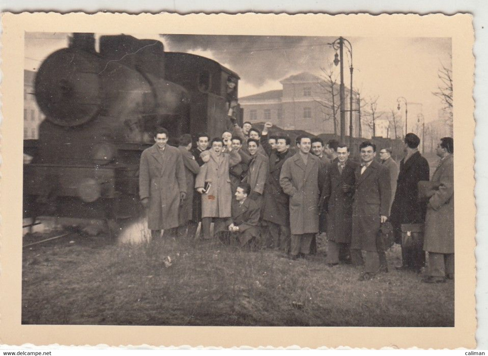 GRUPPO CON TRENO TRAIN - FOTO ORIGINALE TORINO C.SO SAVONA 1955 (indicazione Sul Retro) - Treni