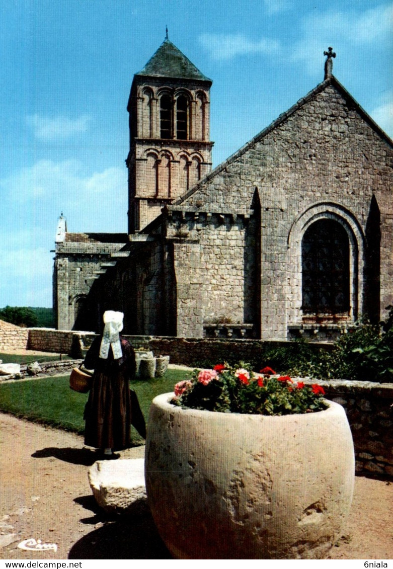 CHAUVIGNY Eglise Romane Saint Pierre, Et Une Partie Des Jardins Du Musée    ( Recto-verso)   86 Vienne - Chauvigny