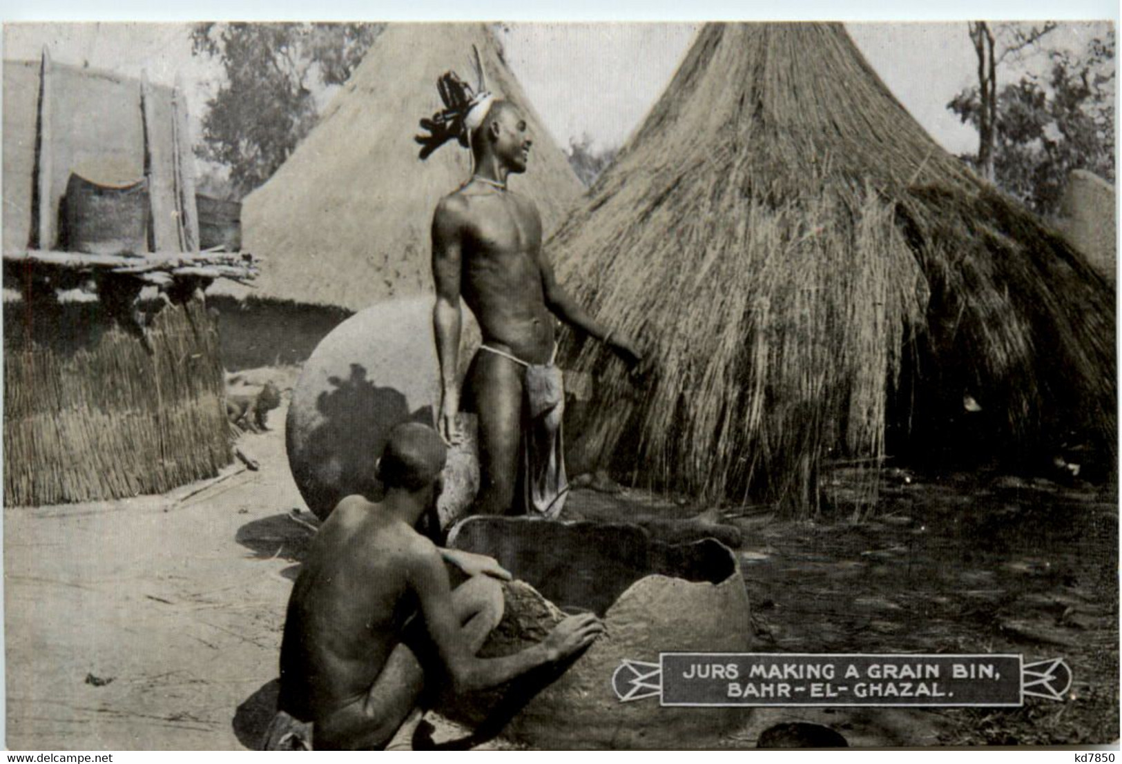 Bahr El Ghazal - Jurs Making A Grain Bin - Ciad