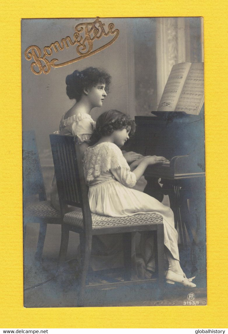 XA1013 JEUNE FILLE  FILLETTE , ENFANT, GIRL ,FAMOUS  GRETE REINWALD "S SISTER HANNI PIANO LESSON - Portraits