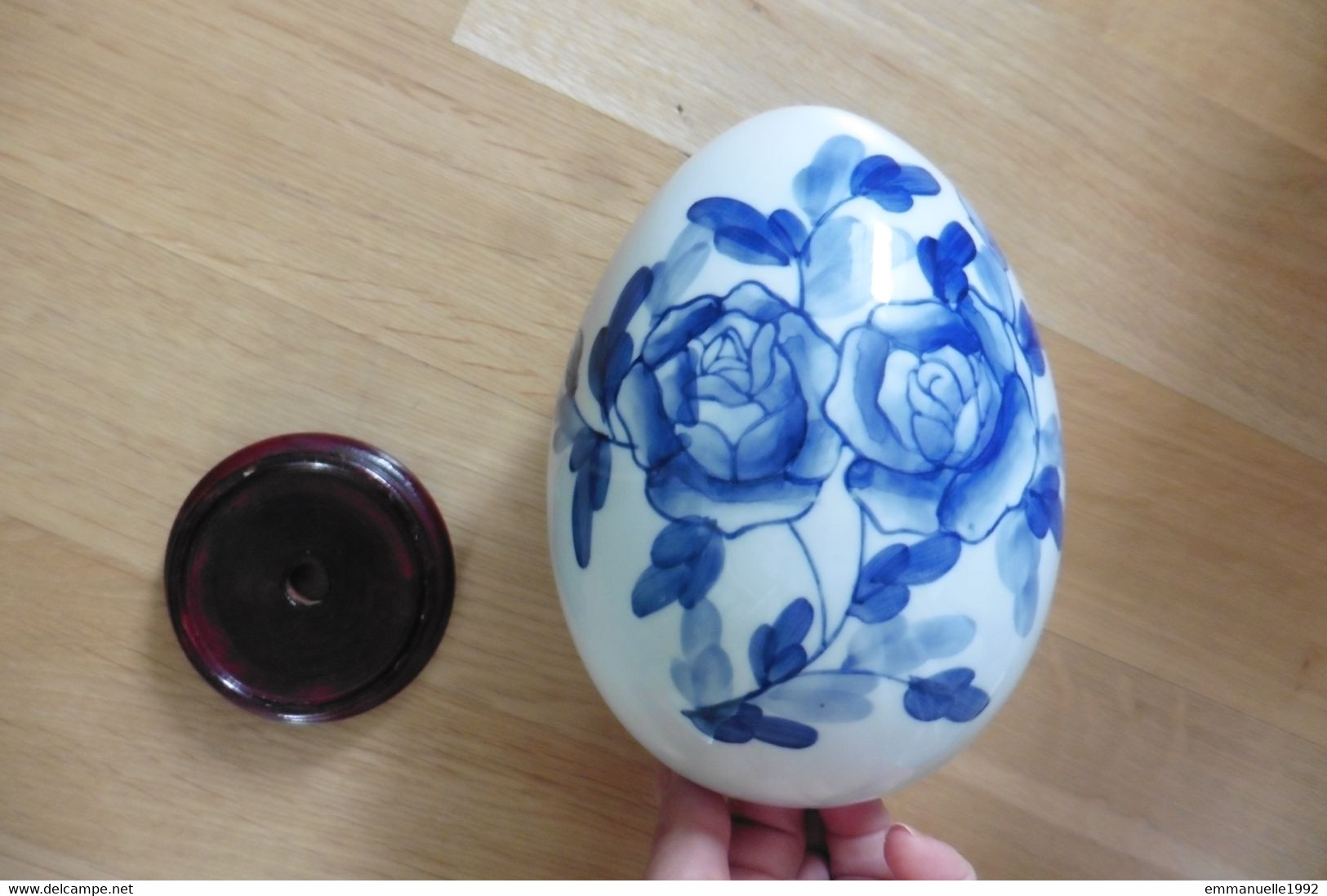 Grand Oeuf En Porcelaine De Chine Bleu Et Blanc Décor Roses Fleurs Sur Socle - Huevos