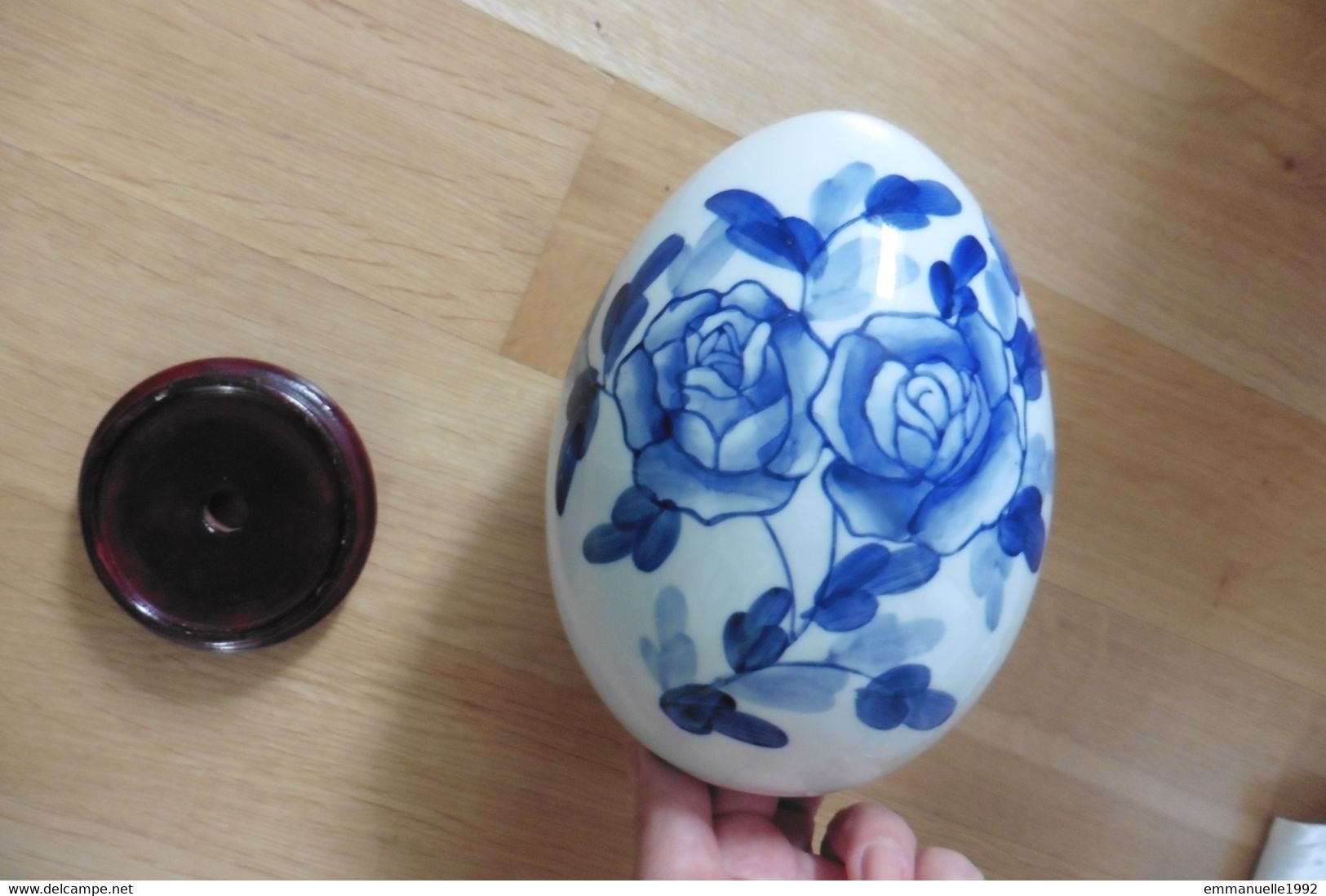 Grand Oeuf En Porcelaine De Chine Bleu Et Blanc Décor Roses Fleurs Sur Socle - Huevos