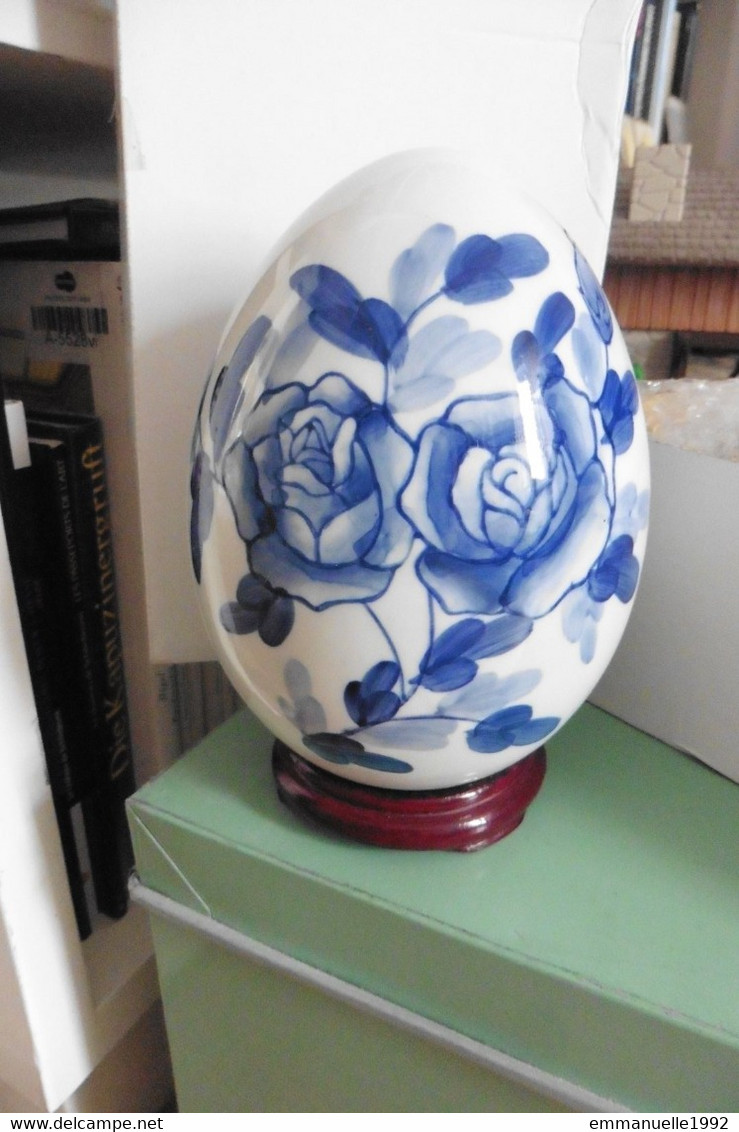 Grand Oeuf En Porcelaine De Chine Bleu Et Blanc Décor Roses Fleurs Sur Socle - Huevos