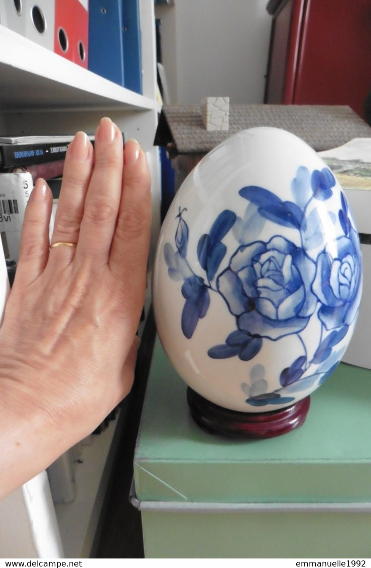 Grand oeuf en porcelaine de Chine bleu et blanc décor roses fleurs sur socle