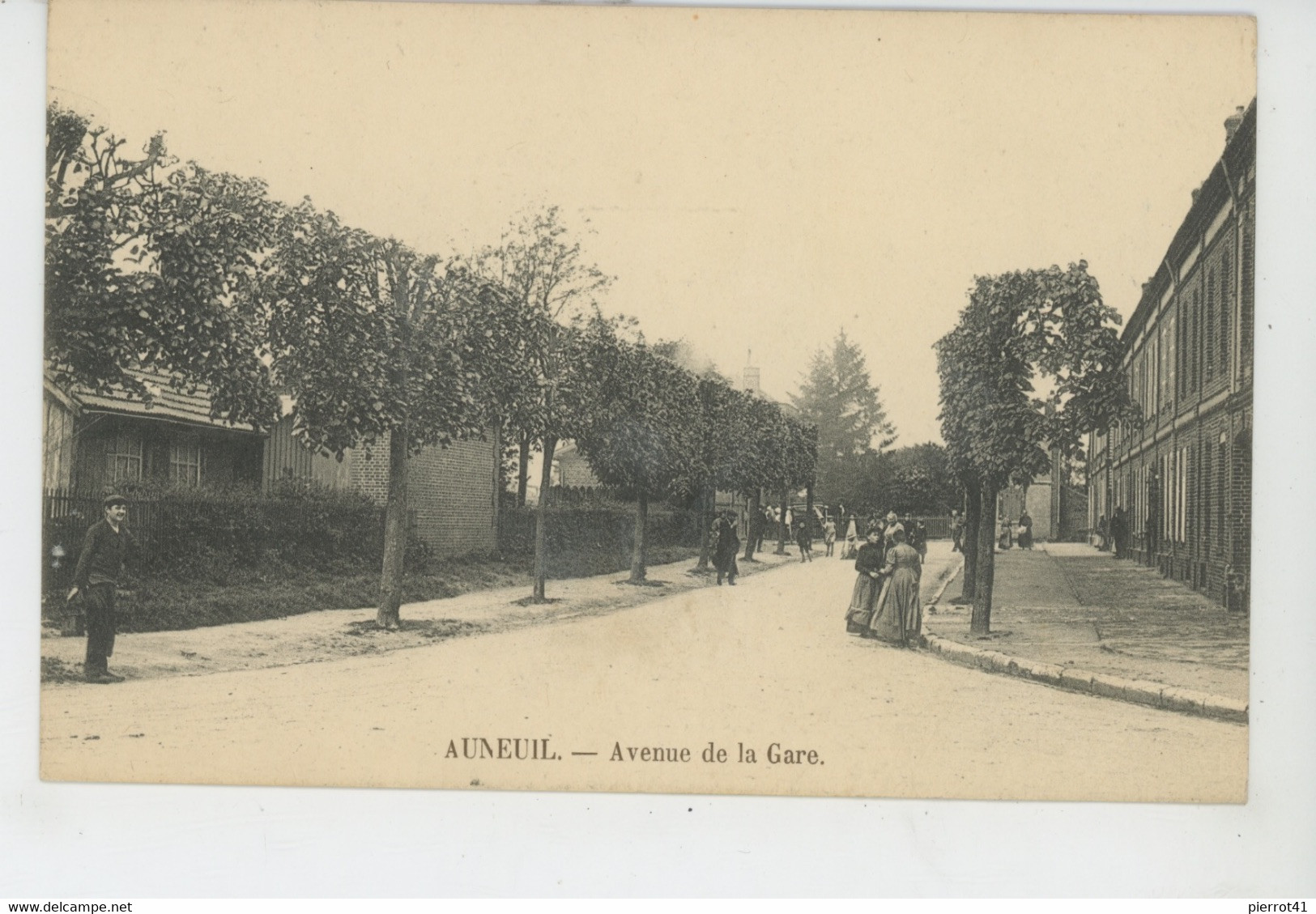 AUNEUIL - Avenue De La Gare - Auneuil