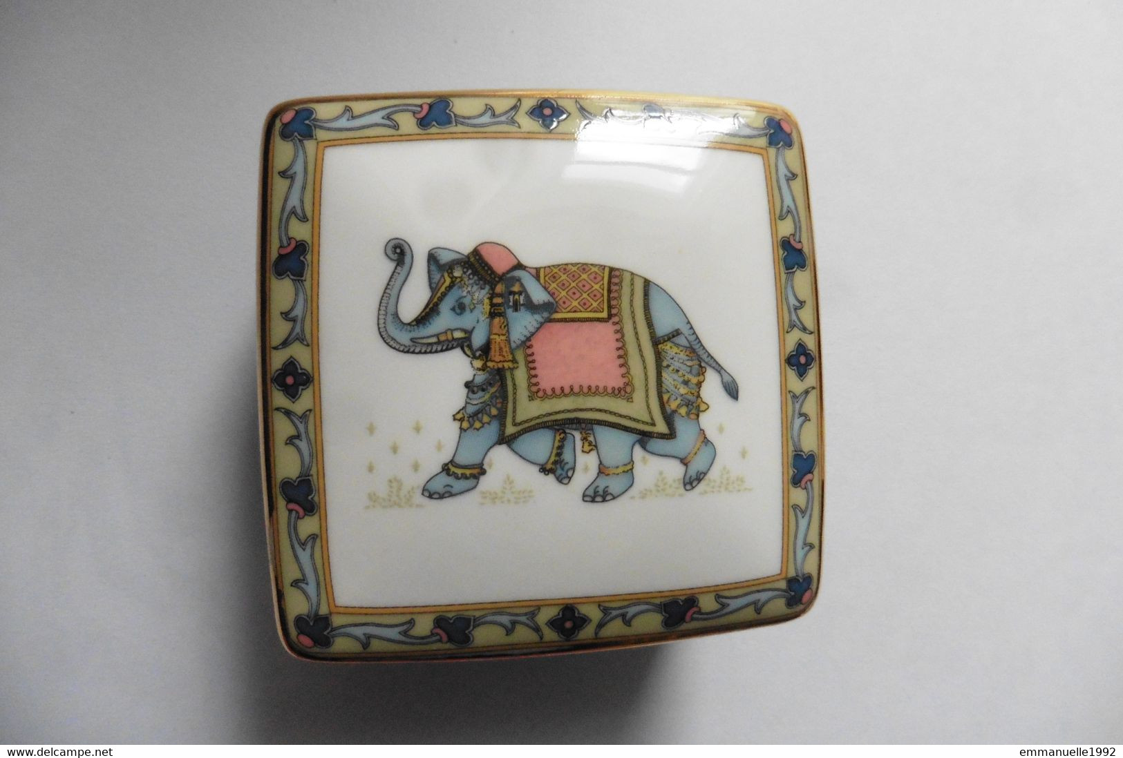 Boite à Pilules Ou Bijoux En Porcelaine Wedgwood Blue Elephant Bleu Bord Or - Wedgwood