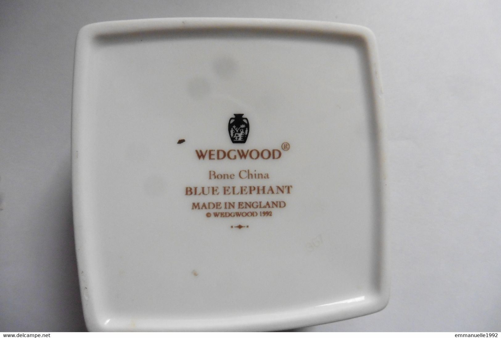 Boite à Pilules Ou Bijoux En Porcelaine Wedgwood Blue Elephant Bleu Bord Or - Wedgwood