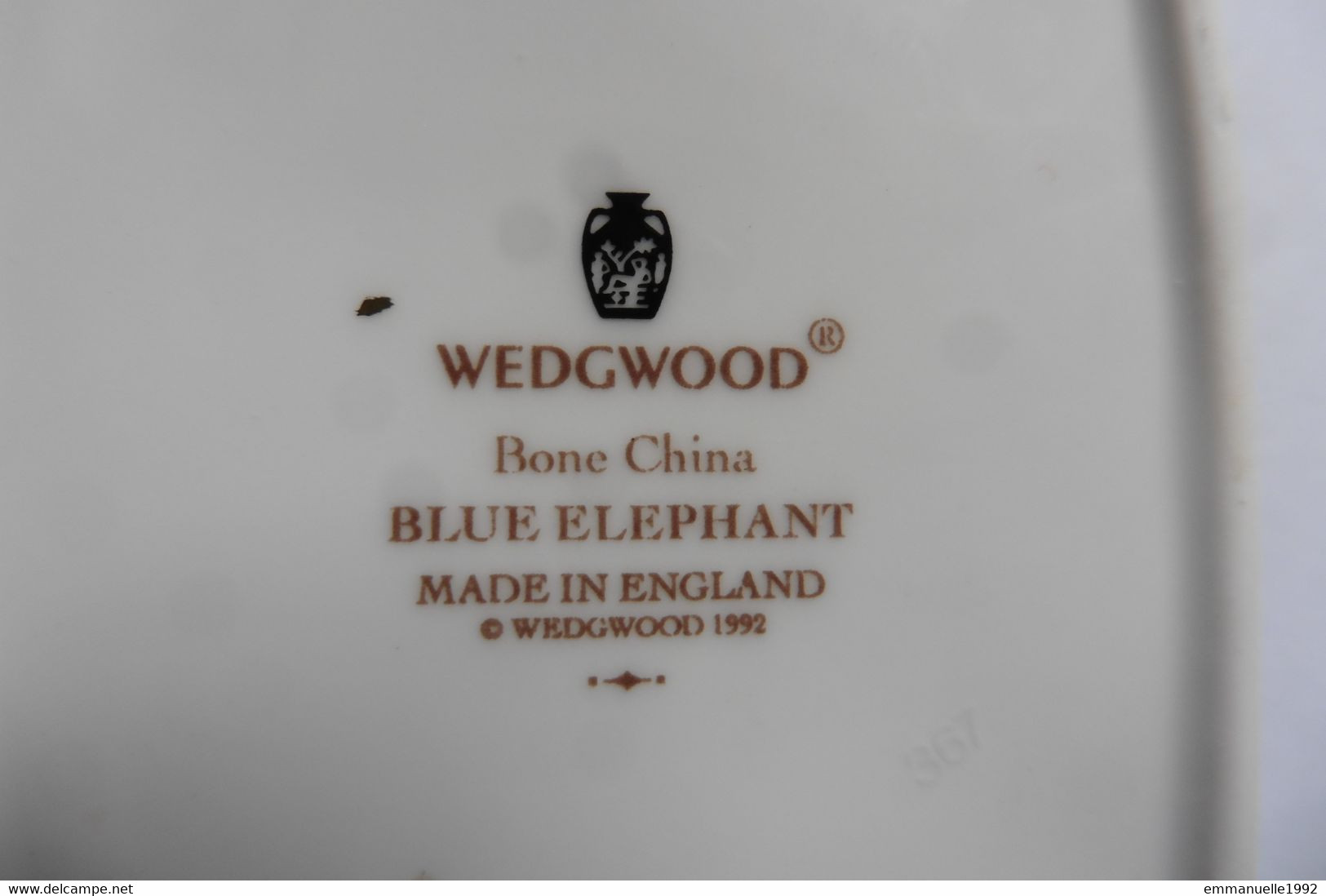 Boite à pilules ou bijoux en porcelaine Wedgwood Blue Elephant bleu bord or