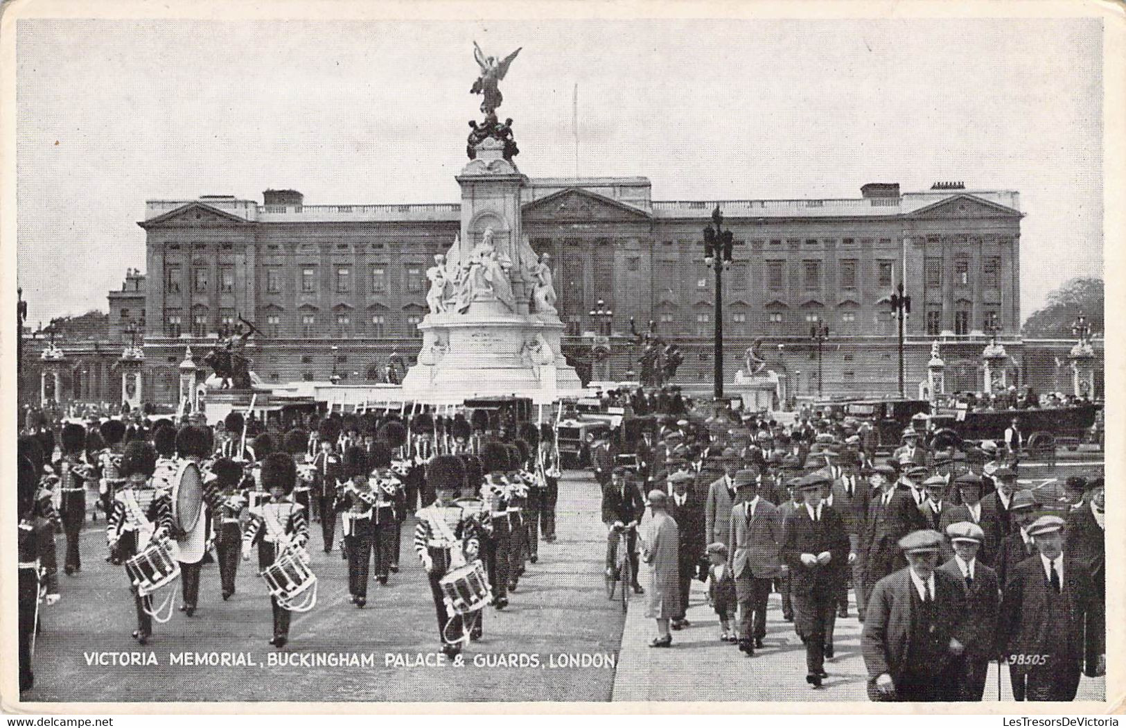 CPA - ENGLAND - LONDON - VICTORIA MEMORIAL - BUCKINGHAM PALACE And GUARDS - Animée - Buckingham Palace