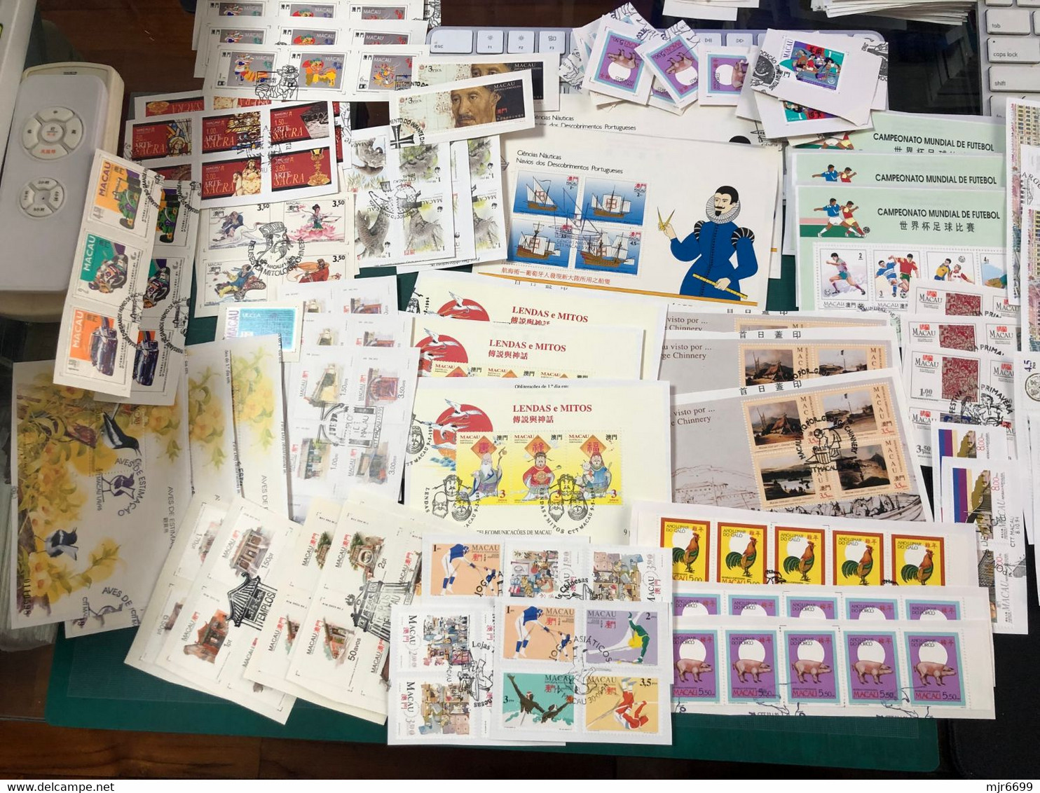 MACAU LOT OF MORE THAN 50 SETS ON PAPER, AROUND 100 GRAMS, DUPLICATIONS, PLEASE SEE THE PHOTOS. #E - Lots & Serien