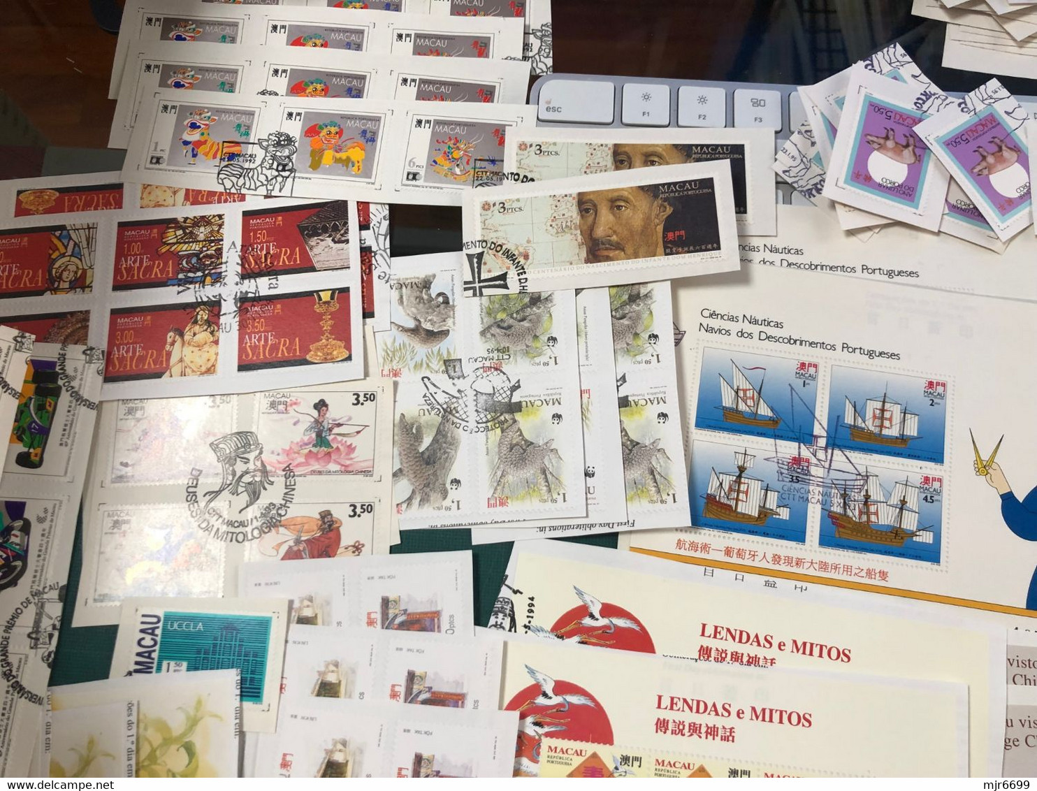 MACAU LOT OF MORE THAN 50 SETS ON PAPER, AROUND 100 GRAMS, DUPLICATIONS, PLEASE SEE THE PHOTOS. #E - Lots & Serien