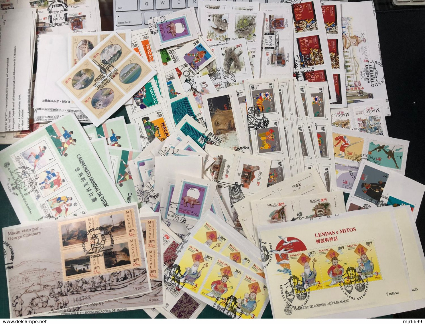 MACAU LOT OF MORE THAN 50 SETS ON PAPER, AROUND 100 GRAMS, DUPLICATIONS, PLEASE SEE THE PHOTOS, #D - Collezioni & Lotti