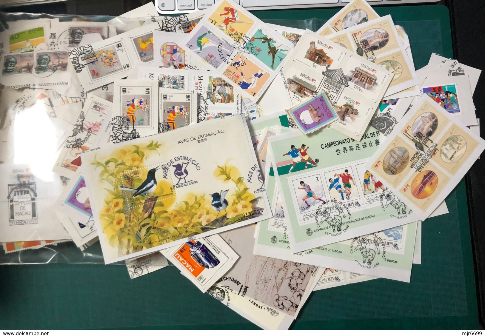 MACAU LOT OF MORE THAN 100 SETS OR SINGLES ON PAPER, ABOVE300 GRAMS, DUPLICATIONS, PLEASE SEE THE PHOTOS, #A - Lots & Serien