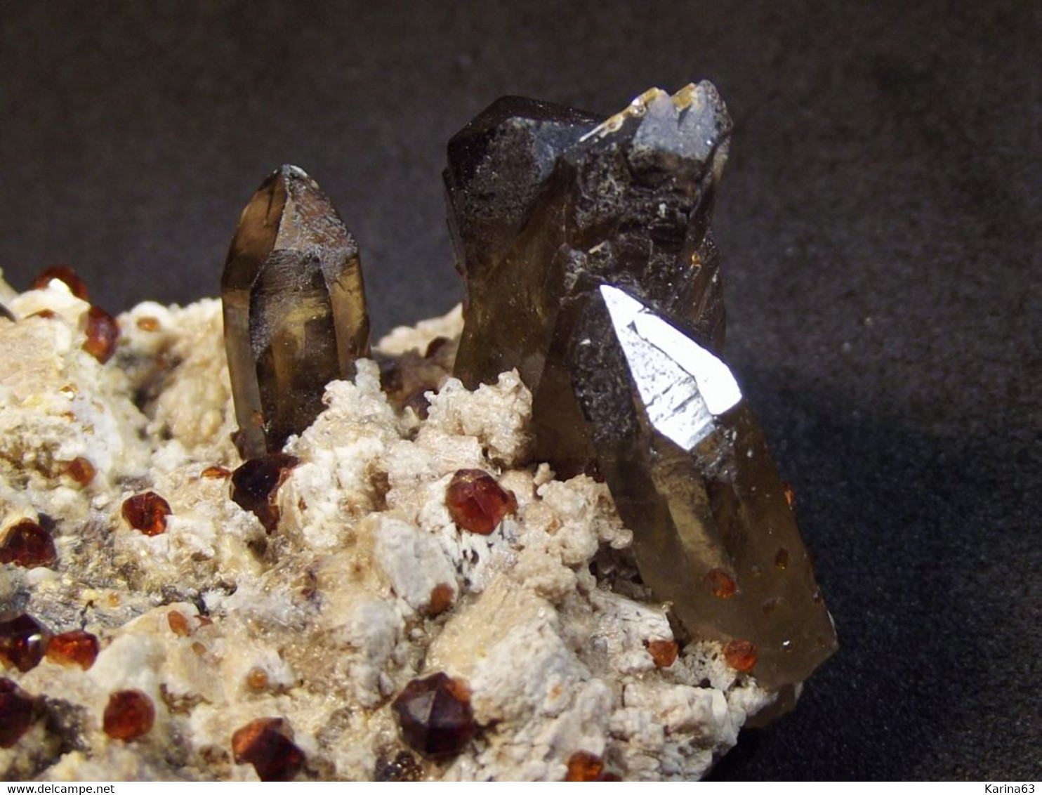 Quartz (smoky) With Spessartine Garnet ( 5 X 5.5 X 3.5 Cm ) - Wushian Spessartine Mine - Zhangzhou - Fujian - China - Minéraux