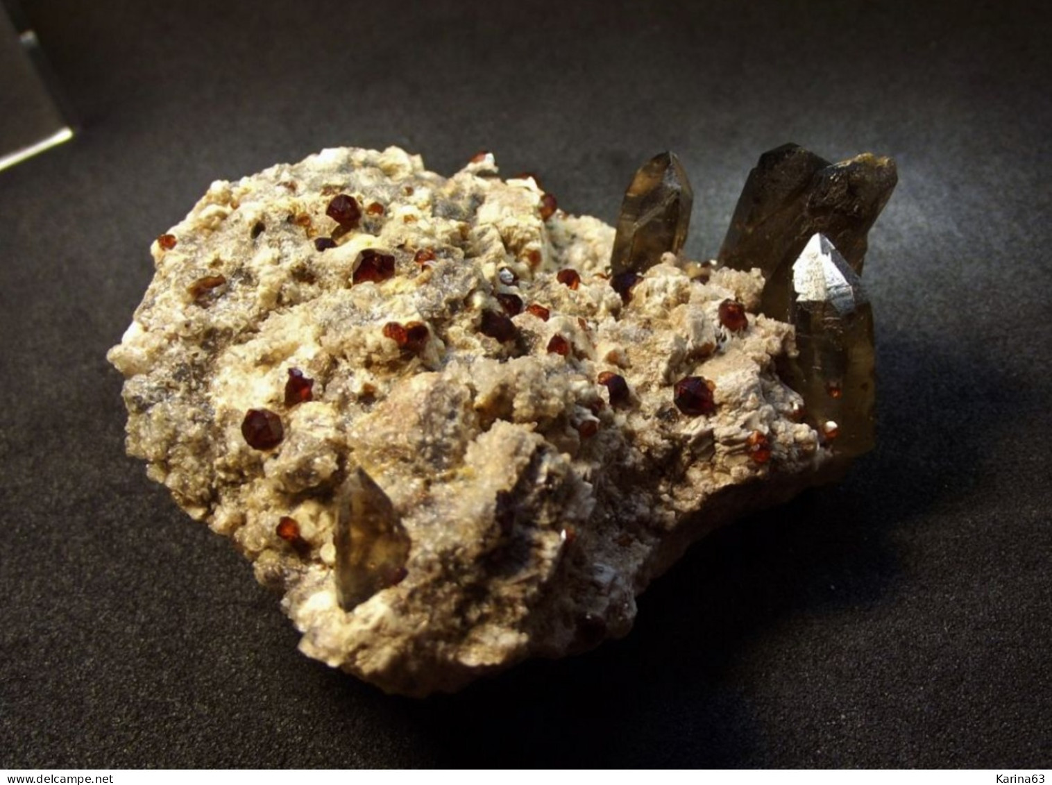 Quartz (smoky) With Spessartine Garnet ( 5 X 5.5 X 3.5 Cm ) - Wushian Spessartine Mine - Zhangzhou - Fujian - China - Minéraux