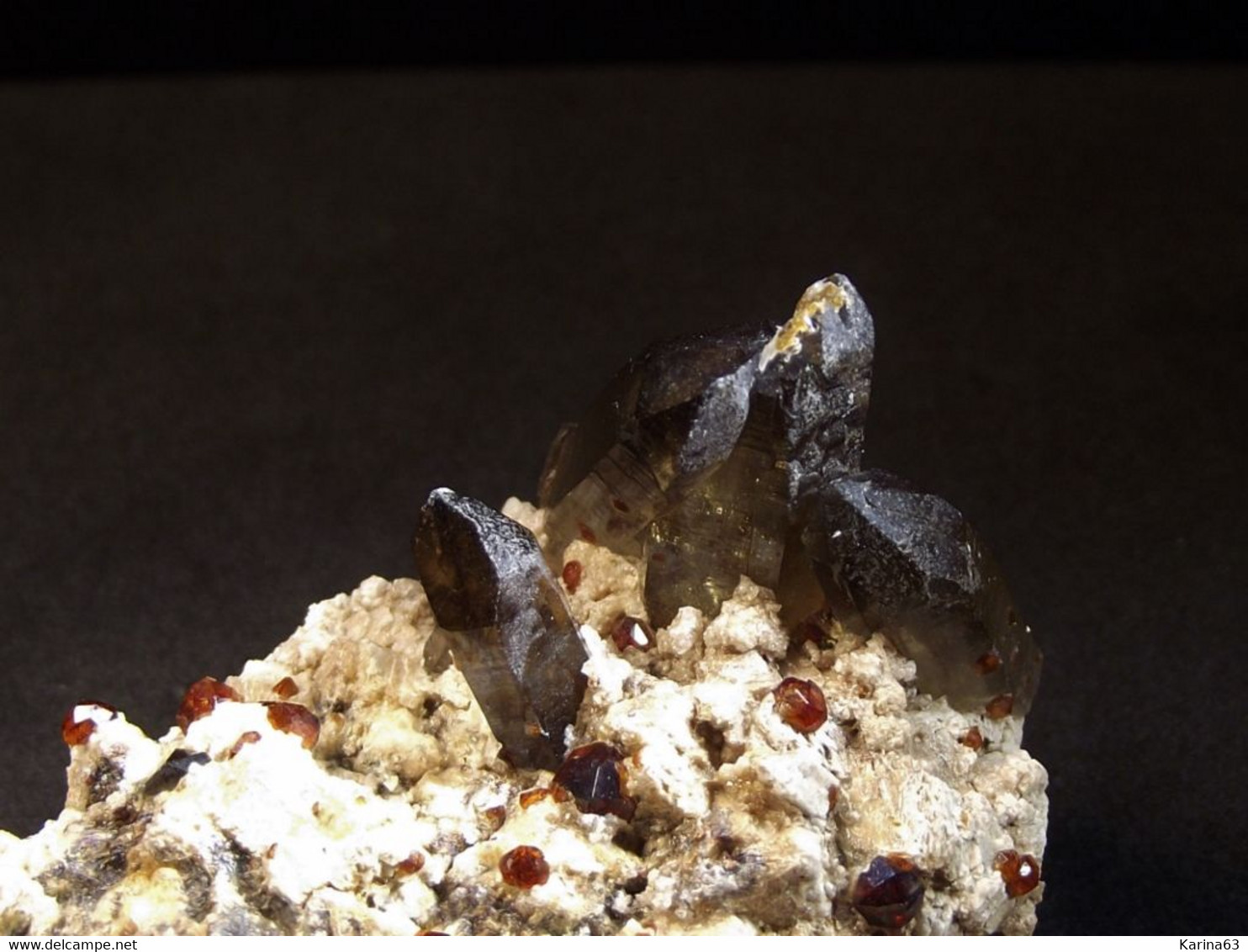 Quartz (smoky) with Spessartine garnet ( 5 x 5.5 x 3.5 cm ) - Wushian Spessartine Mine - Zhangzhou - Fujian - China