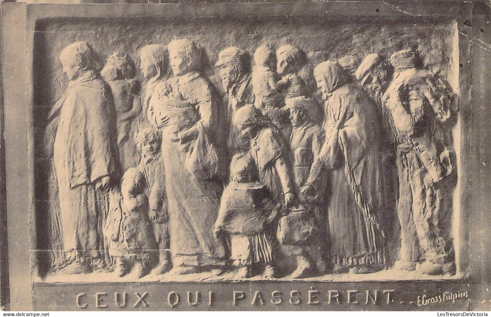 CPA - SCULPTURE - Ceux Qui Passsèrent - Personnes Qui Fuient Leur Village- Carte Commémorative Du Passage Des évacués Fr - Skulpturen