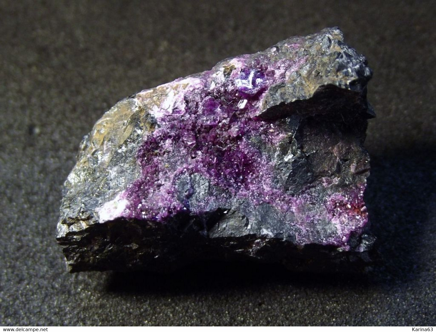 Clinoclore Var. Kammererite ( 2.5 X 2 X 1 Cm ) Kop Krom Mine, Kop Daglari, Eastern Anatolia -  Turkey - Minéraux